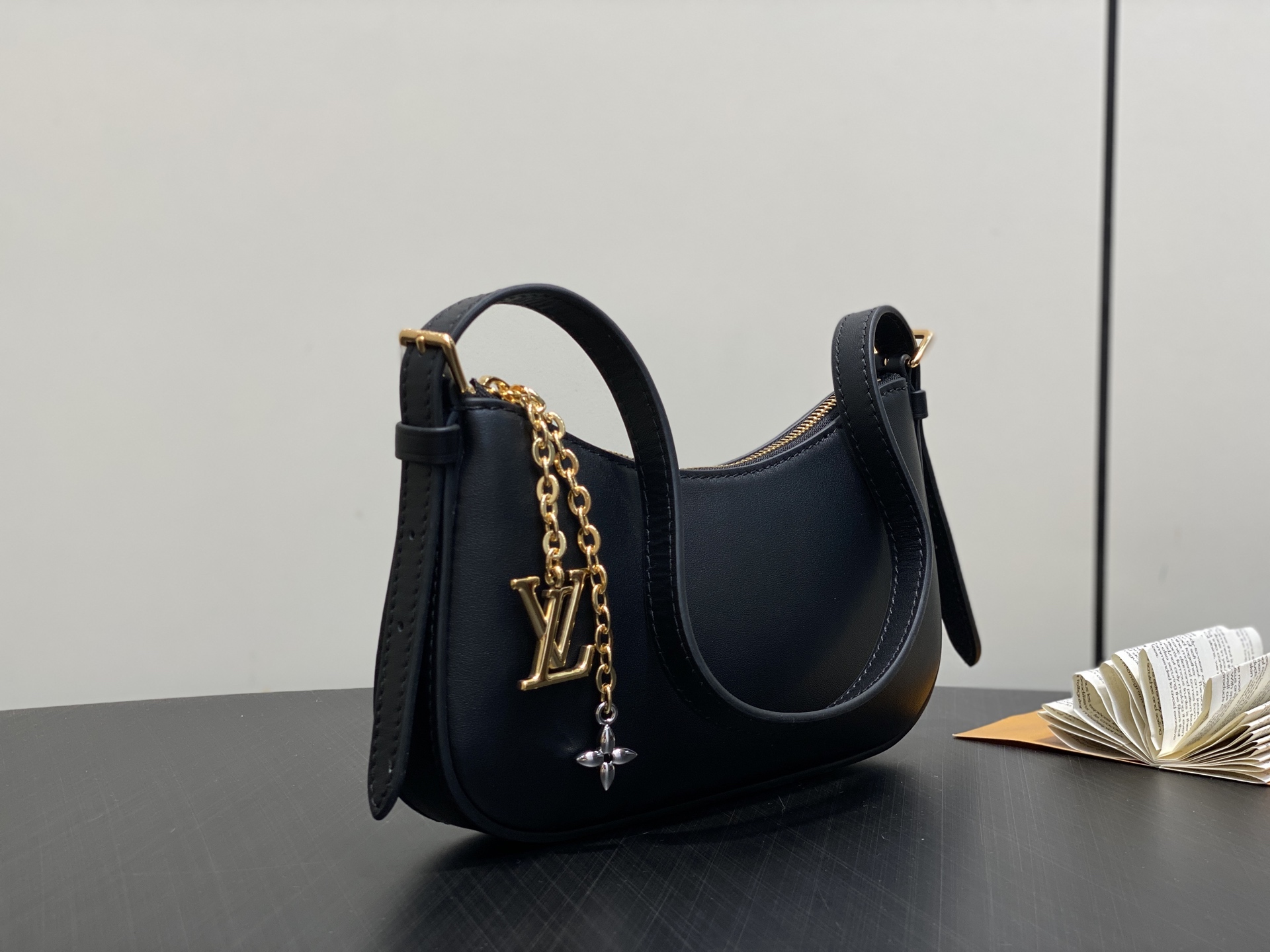 Lou*s Vuitton Pochette Bloom (23 x 10 x 4CM)