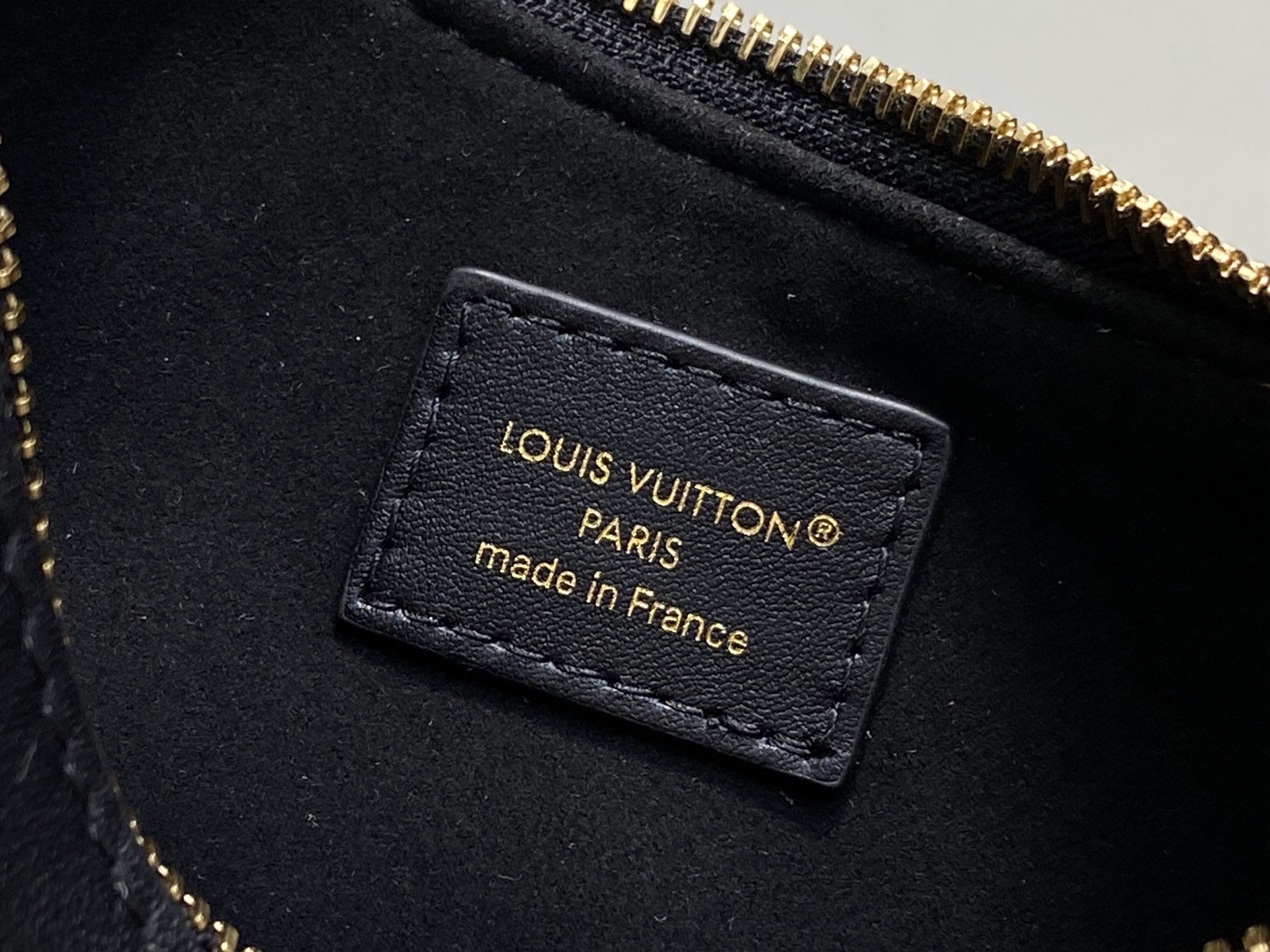 Lou*s Vuitton Pochette Bloom (23 x 10 x 4CM)