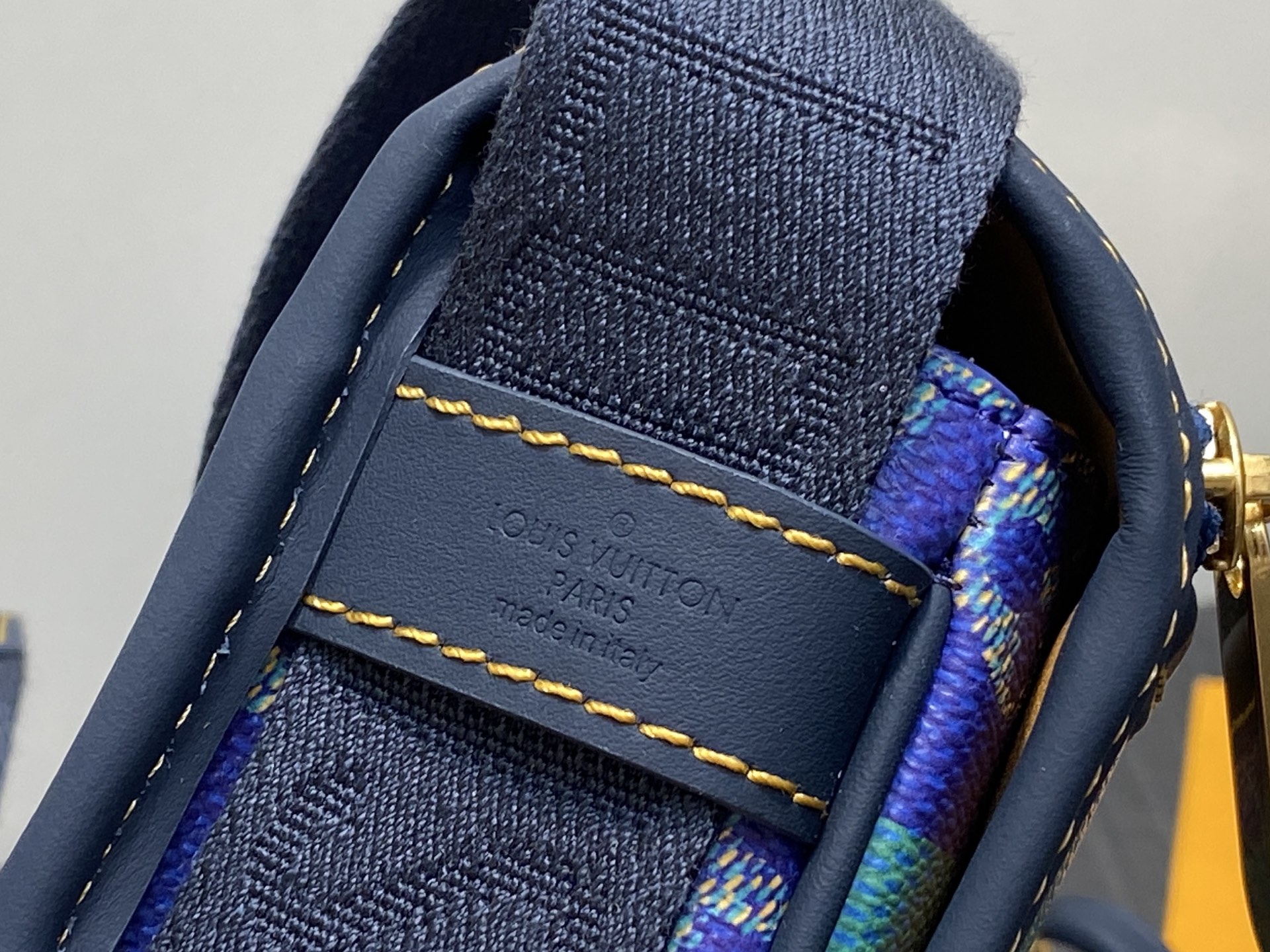 Lou*s Vuitton Bosphore Bag ( 12 x 7 x 19CM)