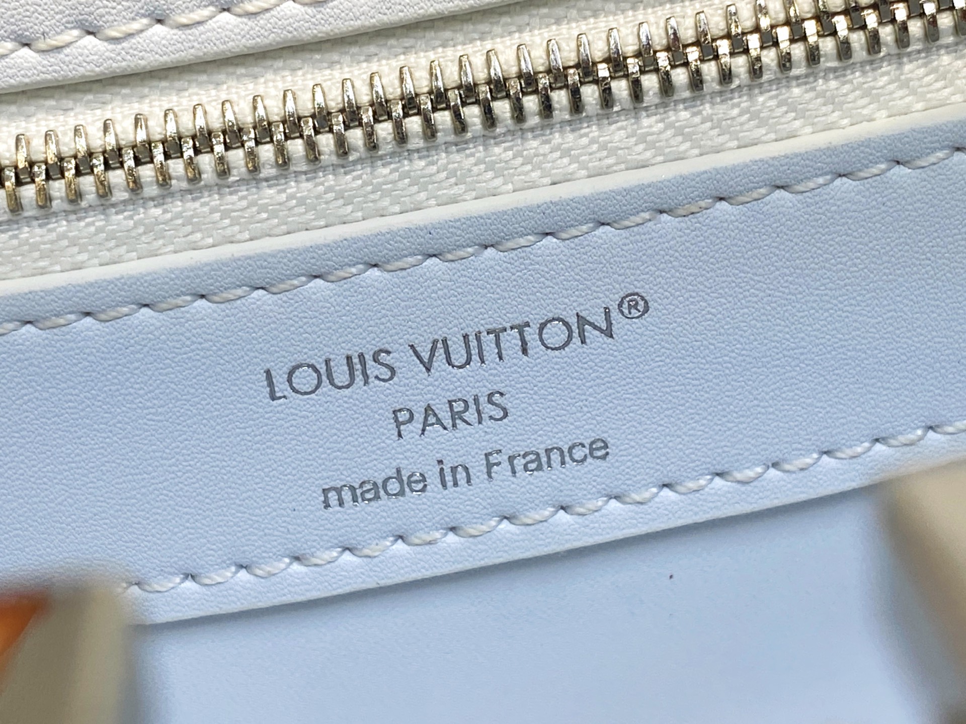 Lo*uis Vuitton Capucines ES Mini Bag(21 x 8 x 14CM)