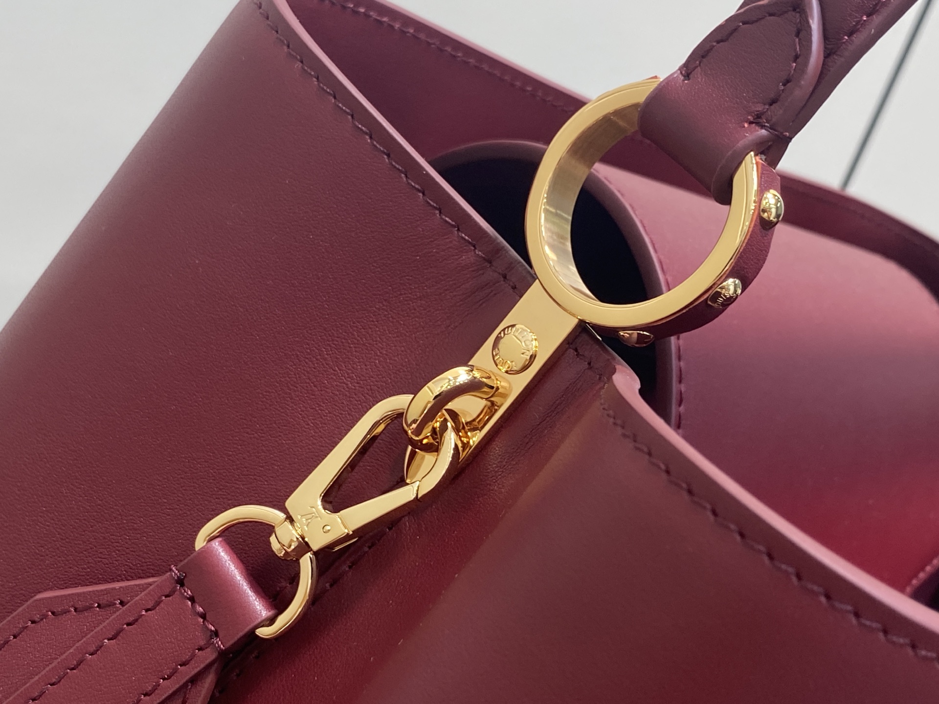 Lo*uis Vuitton Capucines Souple Bag(38 x 23 x 16CM)