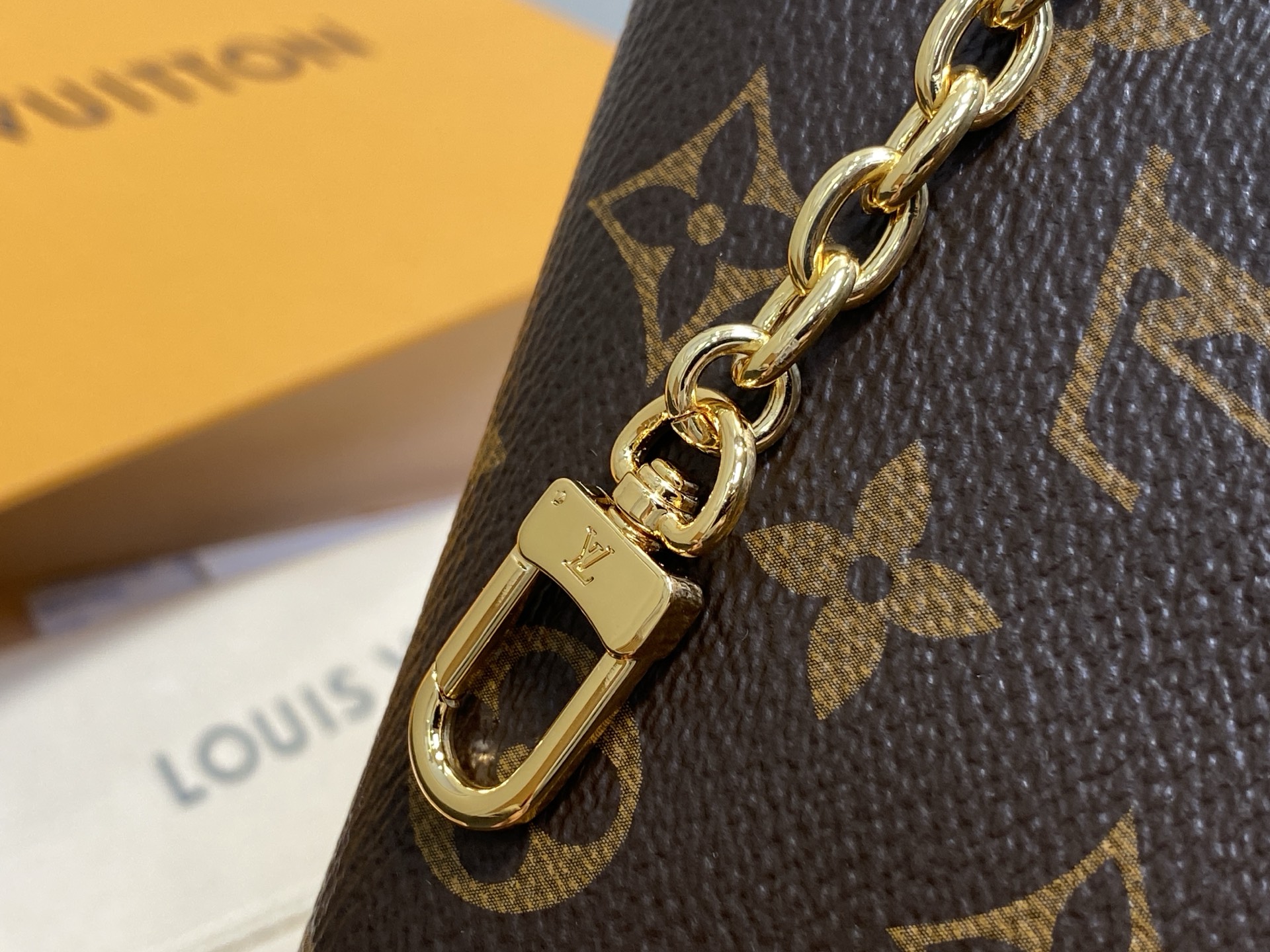 Louis Vu*itton Lipstick Cosmetic Bag(6 x 3.3 x 11CM)