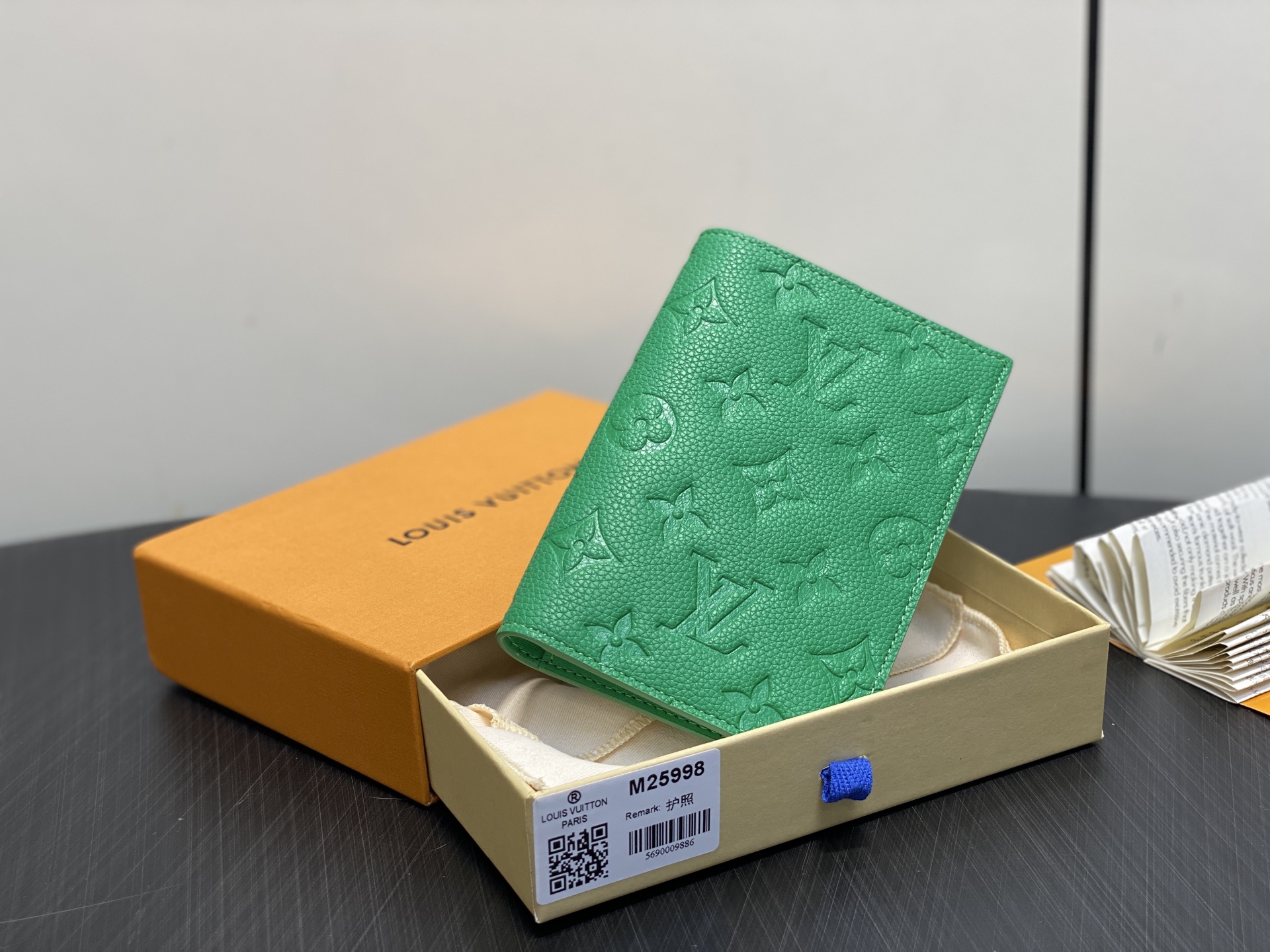 Louis Vu*tton Passport Card Holder(10.0 x 14.0 x 2.5CM)