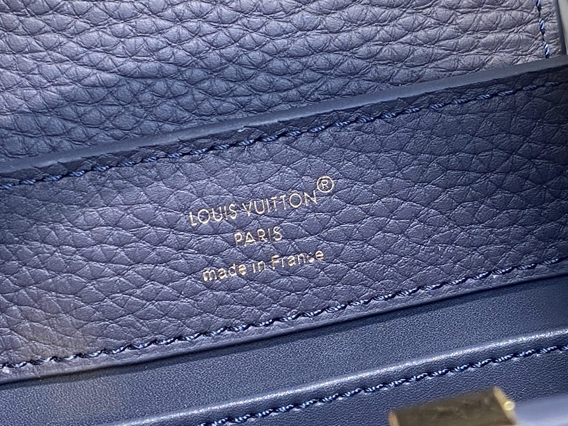 Lo*uis Vuitton Capucines East West Bag(21 x 8 x 14CM)