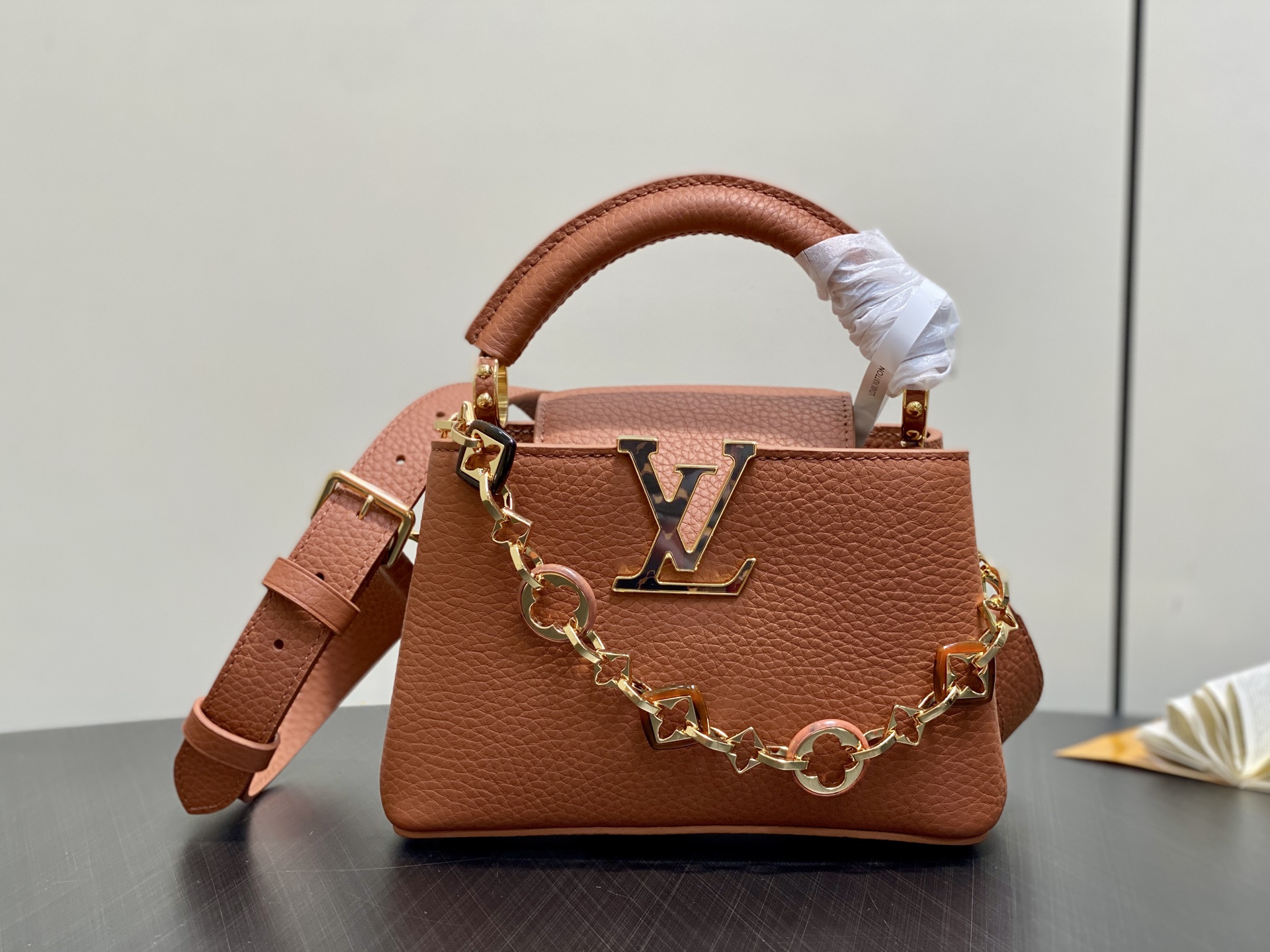 Lo*uis Vuitton Capucines Bag(21 x 8 x 14CM)