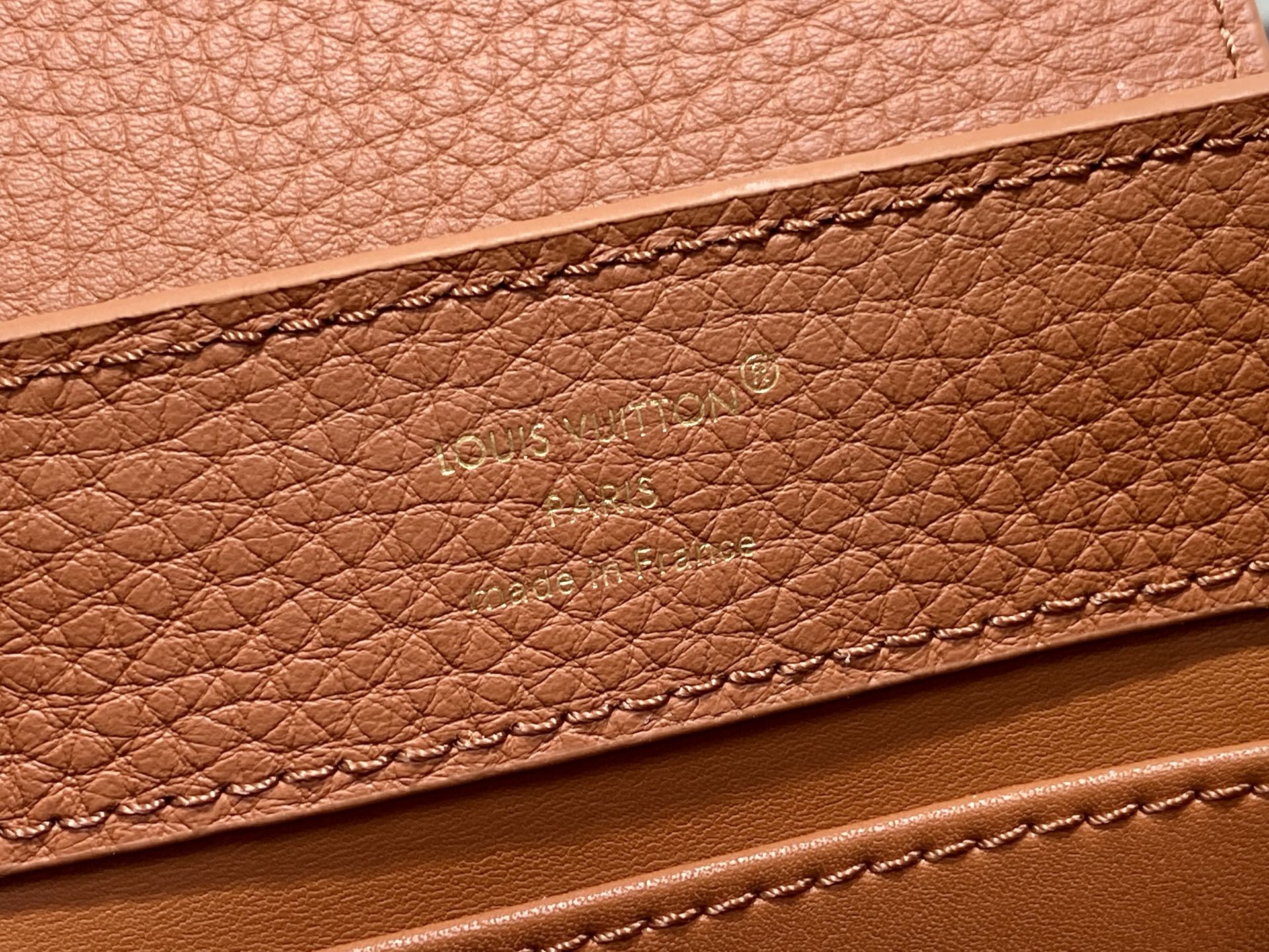 Lo*uis Vuitton Capucines Bag(21 x 8 x 14CM)