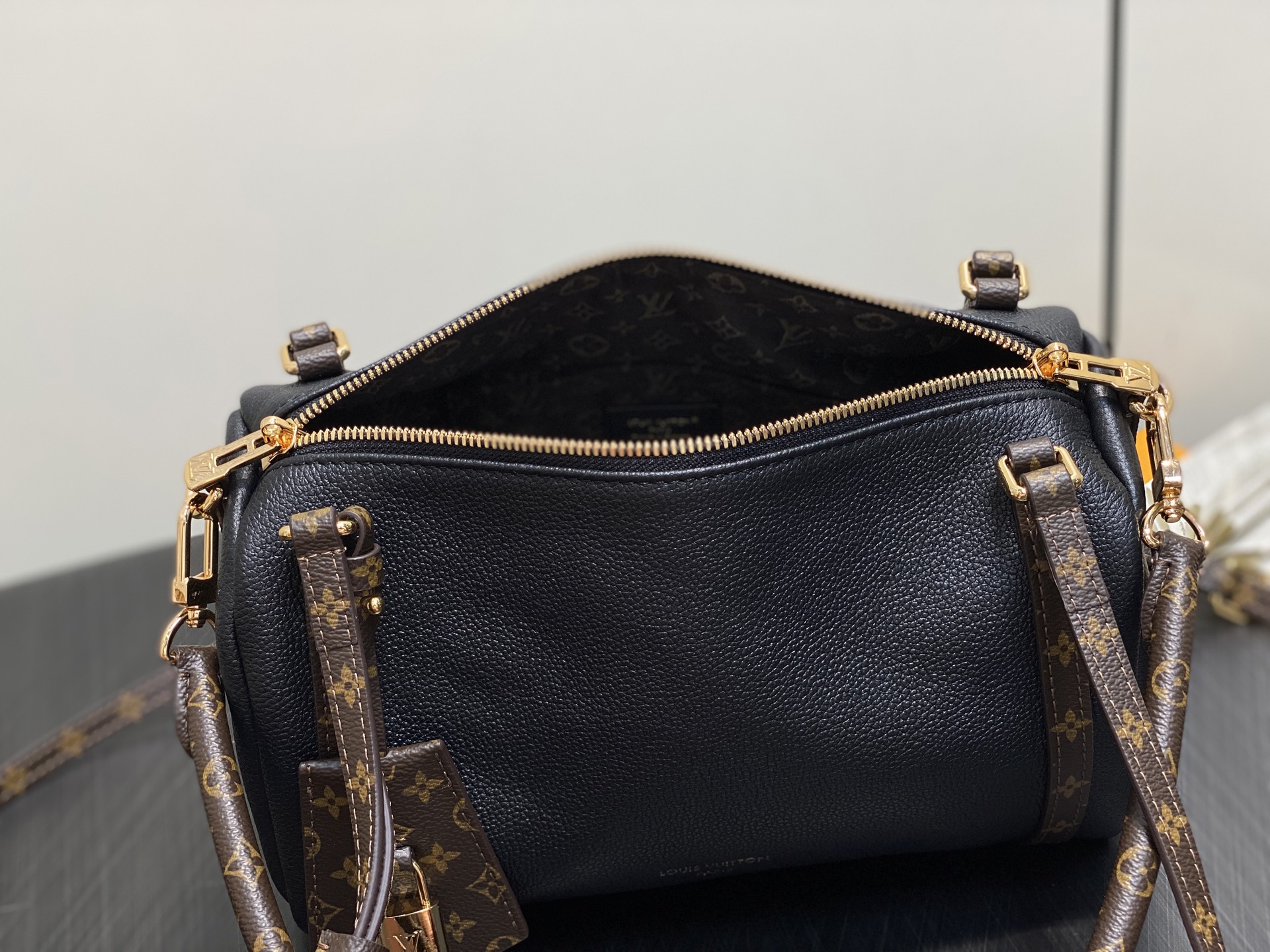 Lou*s Vuitton Express Bag (17 x 13.5 x 26CM)