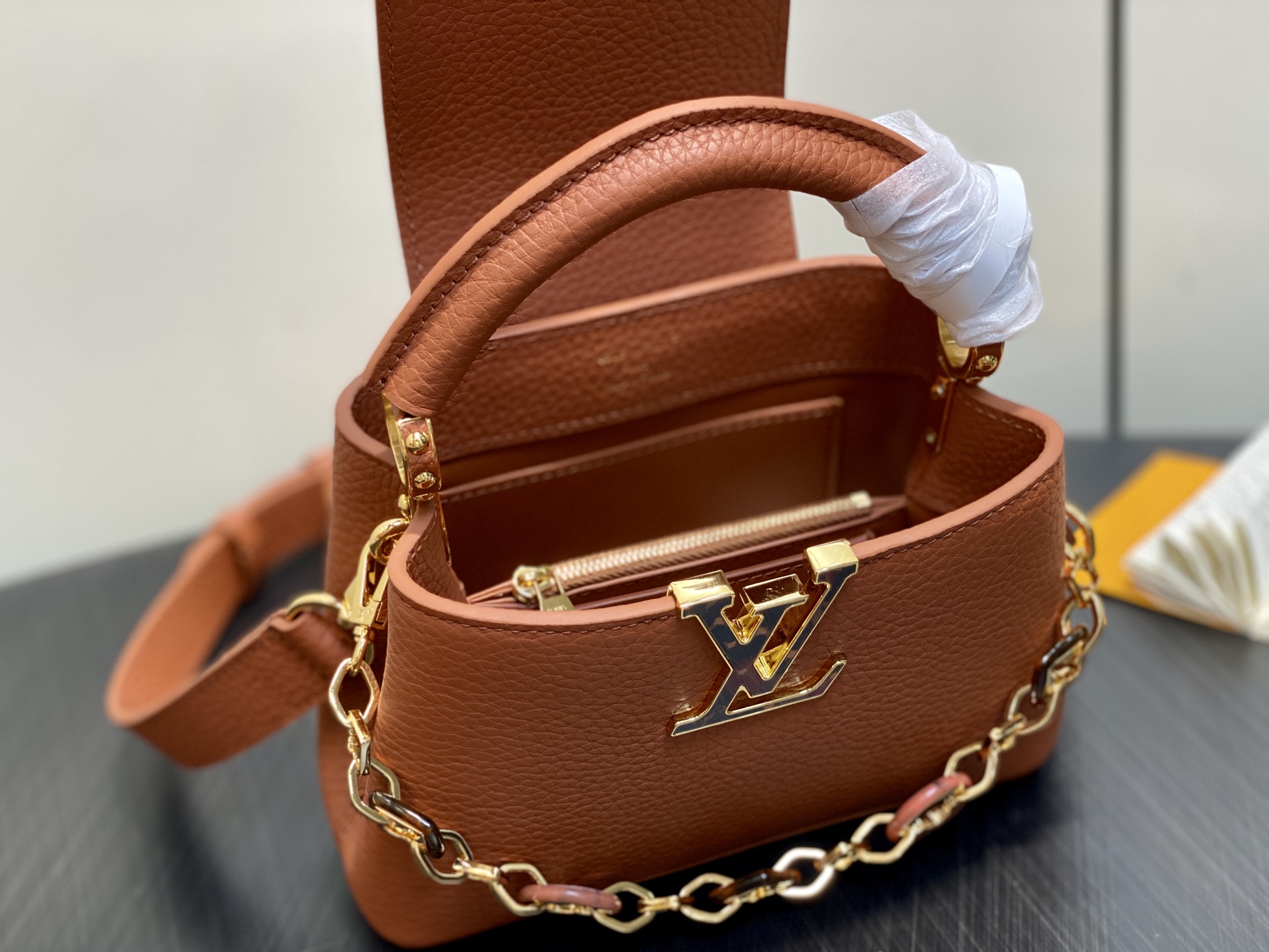 Lo*uis Vuitton Capucines Bag(21 x 8 x 14CM)