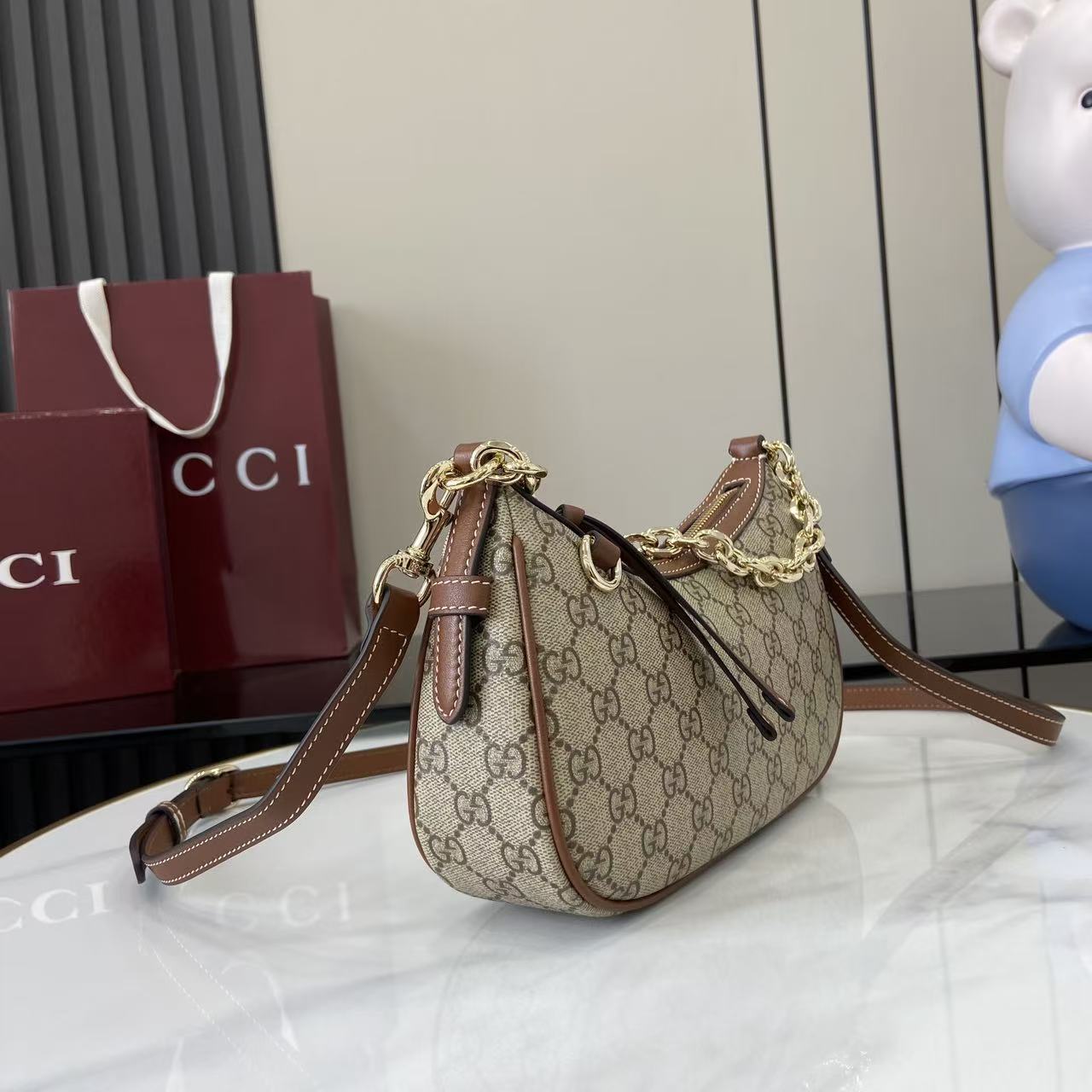 Gucc* GG Emblem Shoulder Bag(24*16.5*5.5CM)