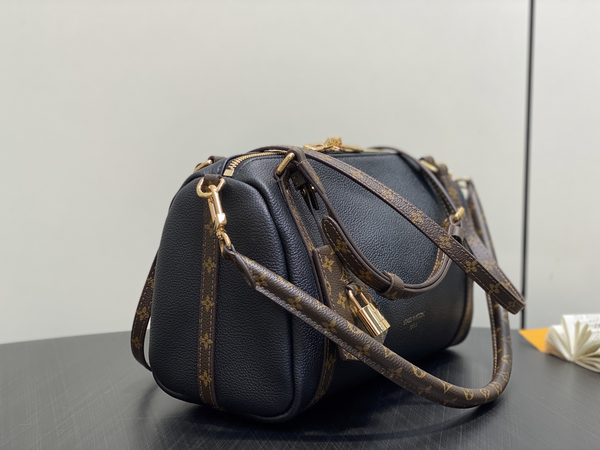 Lou*s Vuitton Express Bag (17 x 13.5 x 26CM)