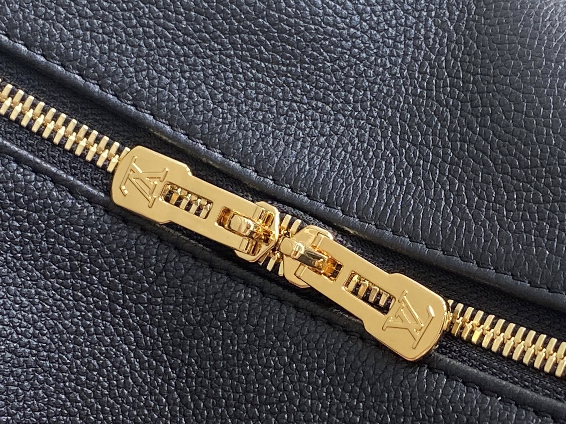 Lou*s Vuitton Express Bag (17 x 13.5 x 26CM)