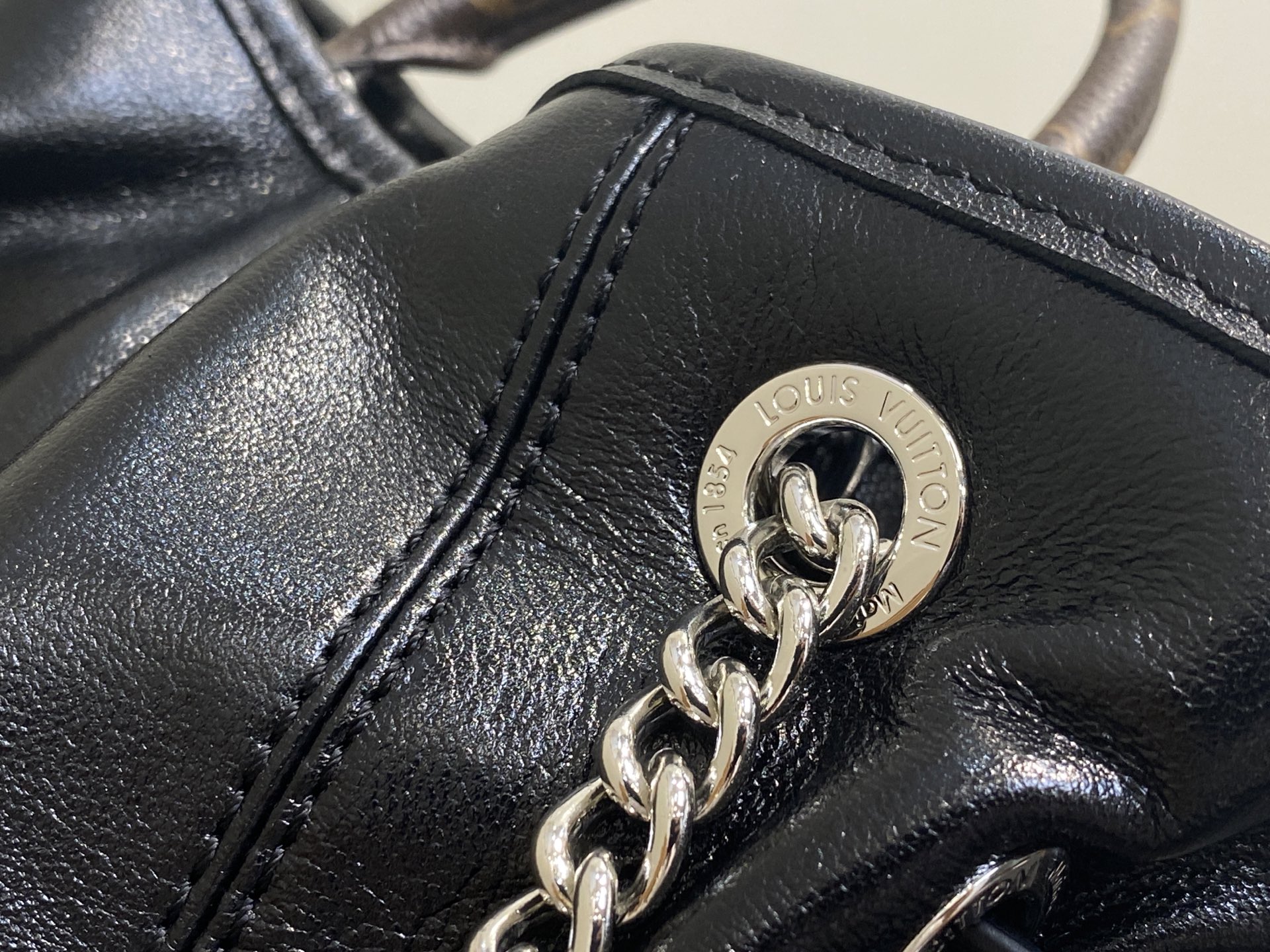 Lou*is Vuitton Off Duty Bag (25 x 10 x 24CM)