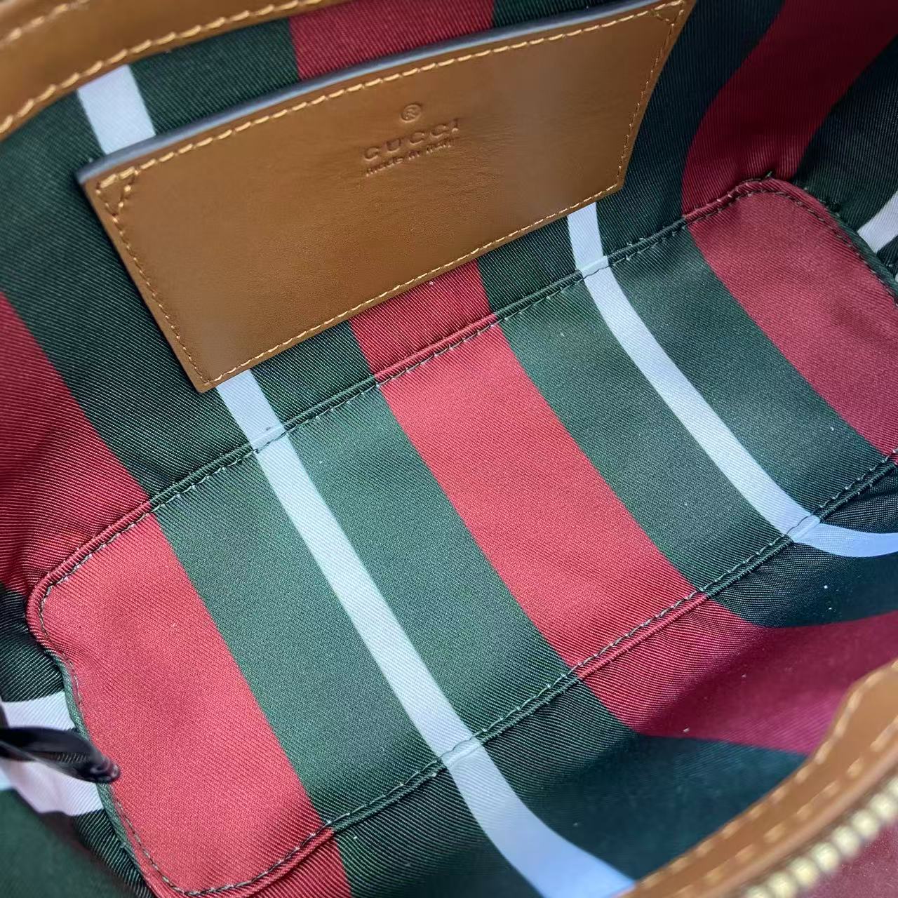 Gucc* GG Emblem Shoulder Bag(22*27*10.5CM)