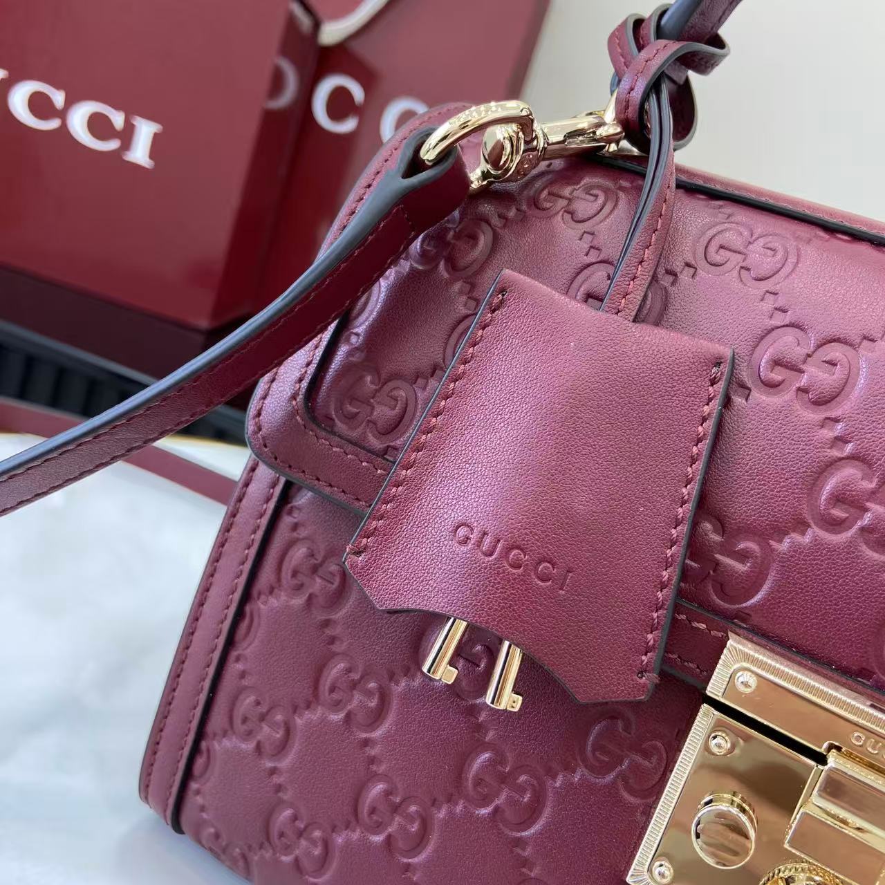 Gucc* Padlock Shoulder Bag(26*18*11.5CM)