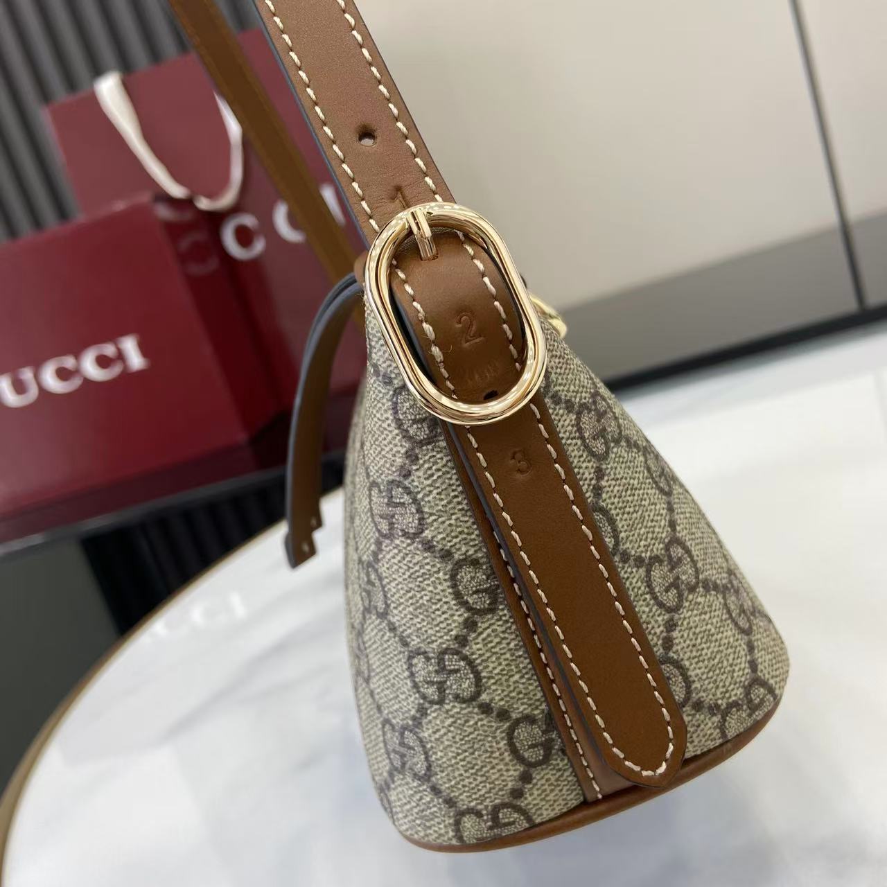 Gucc* GG Emblem Shoulder Bag(22*27*10.5CM)