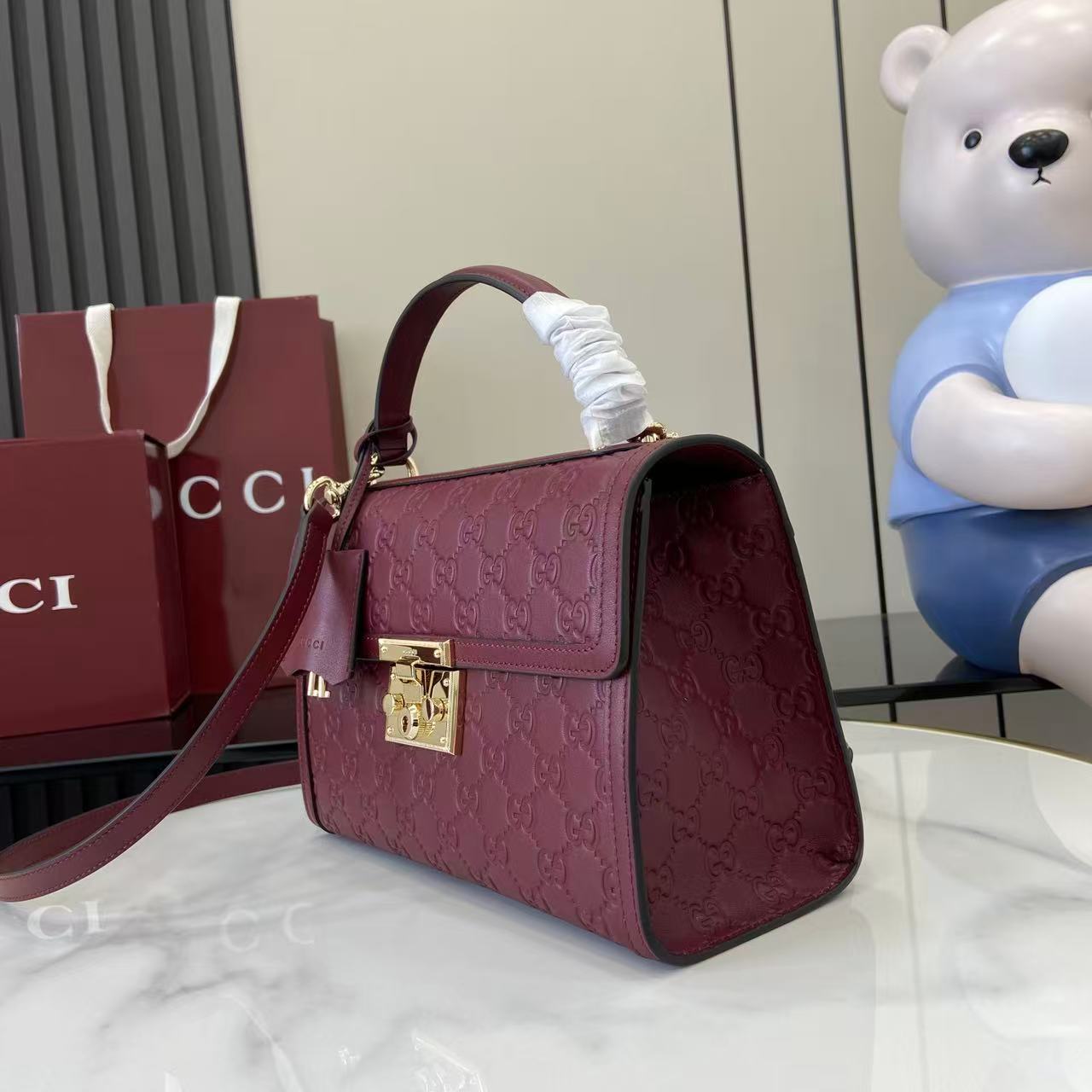 Gucc* Padlock Shoulder Bag(26*18*11.5CM)