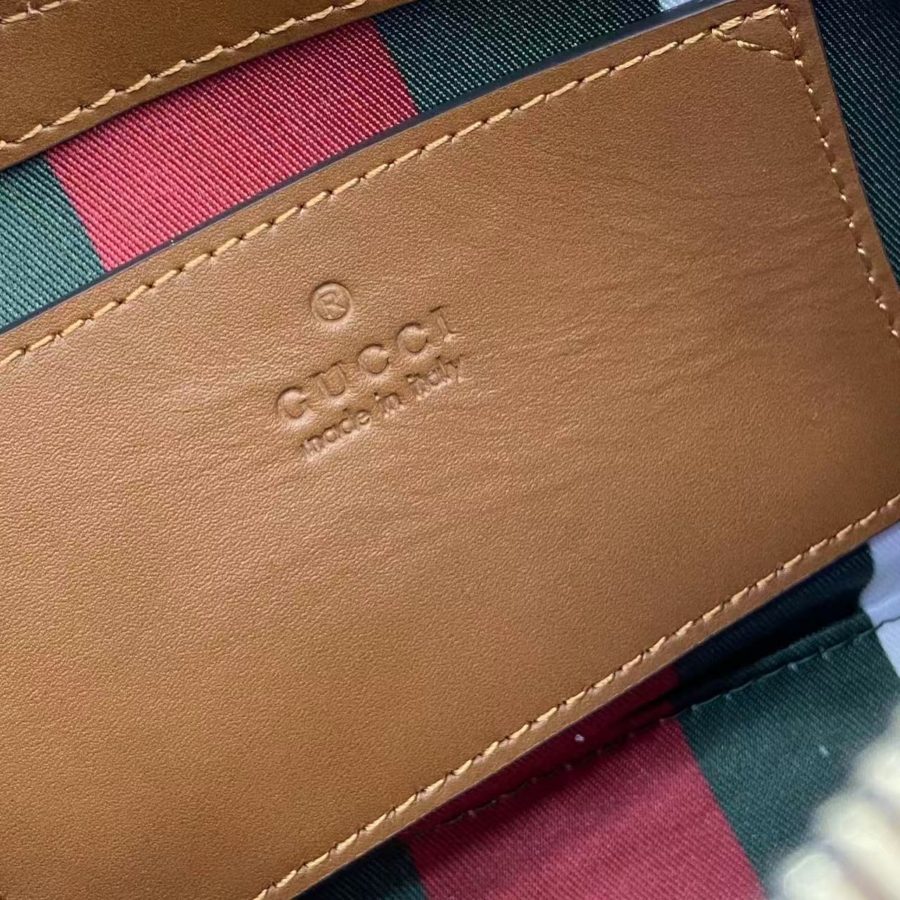 Gucc* GG Emblem Shoulder Bag(22*27*10.5CM)