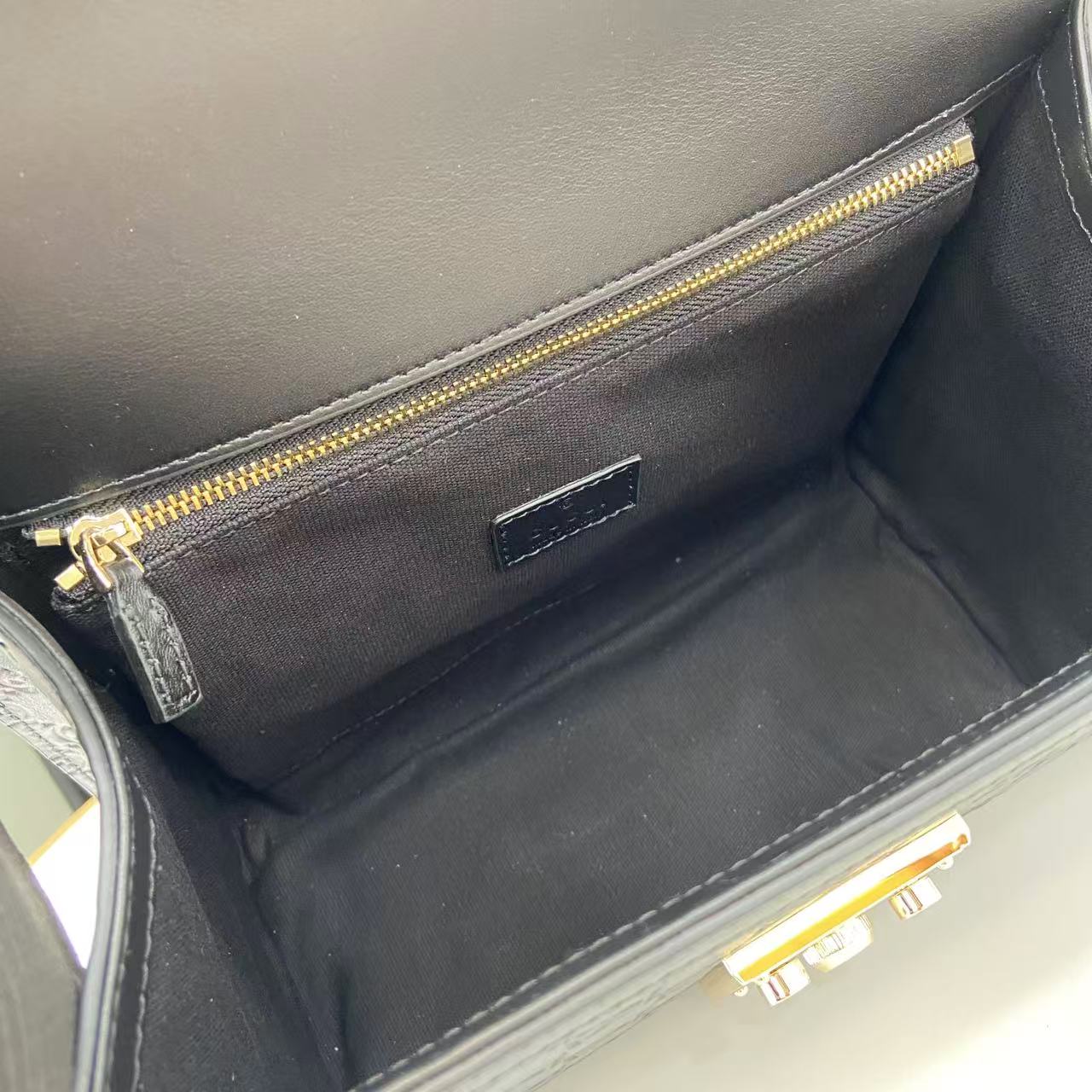 Gucc* Padlock Shoulder Bag(26*18*11.5CM)