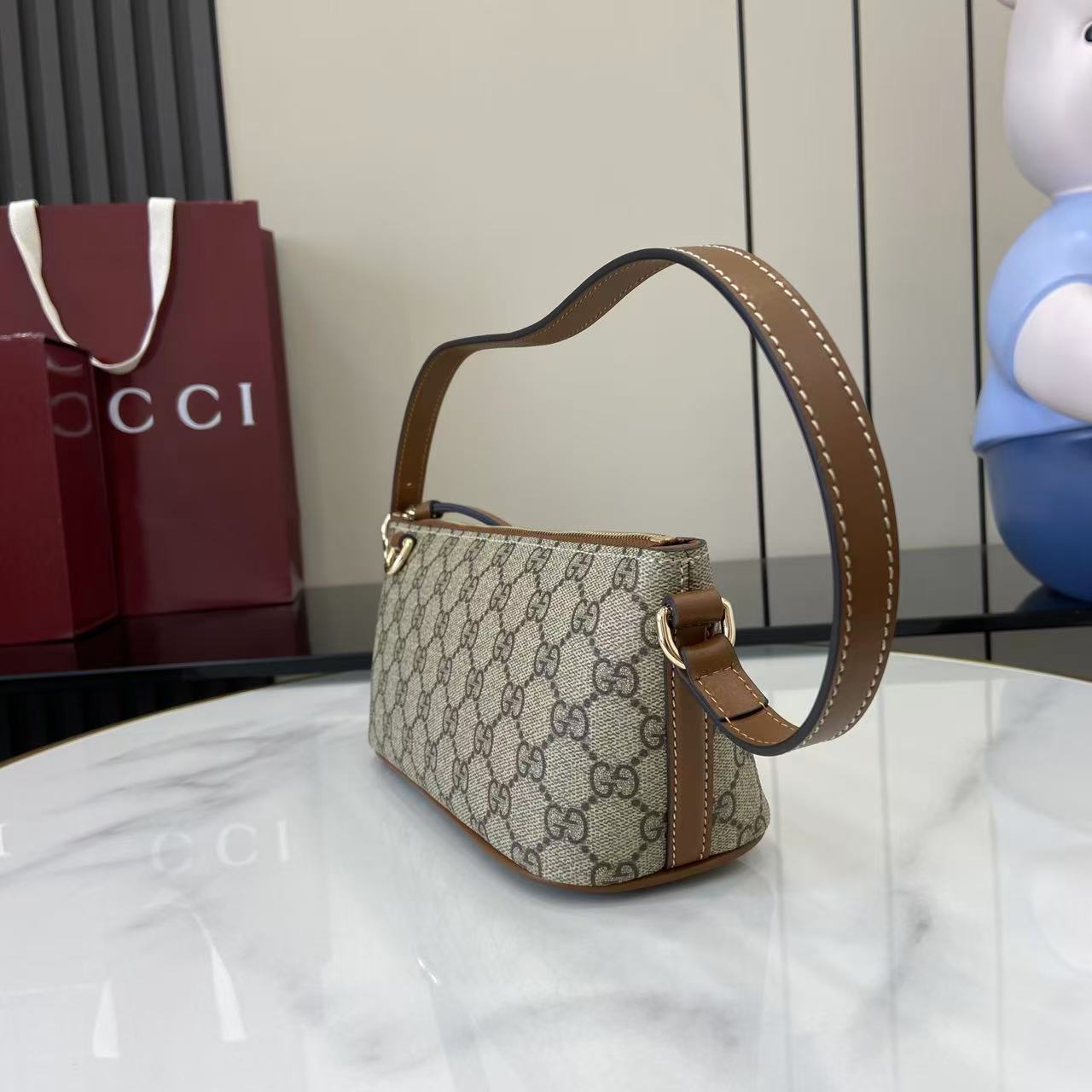 Gucc* GG Emblem Shoulder Bag(22*27*10.5CM)