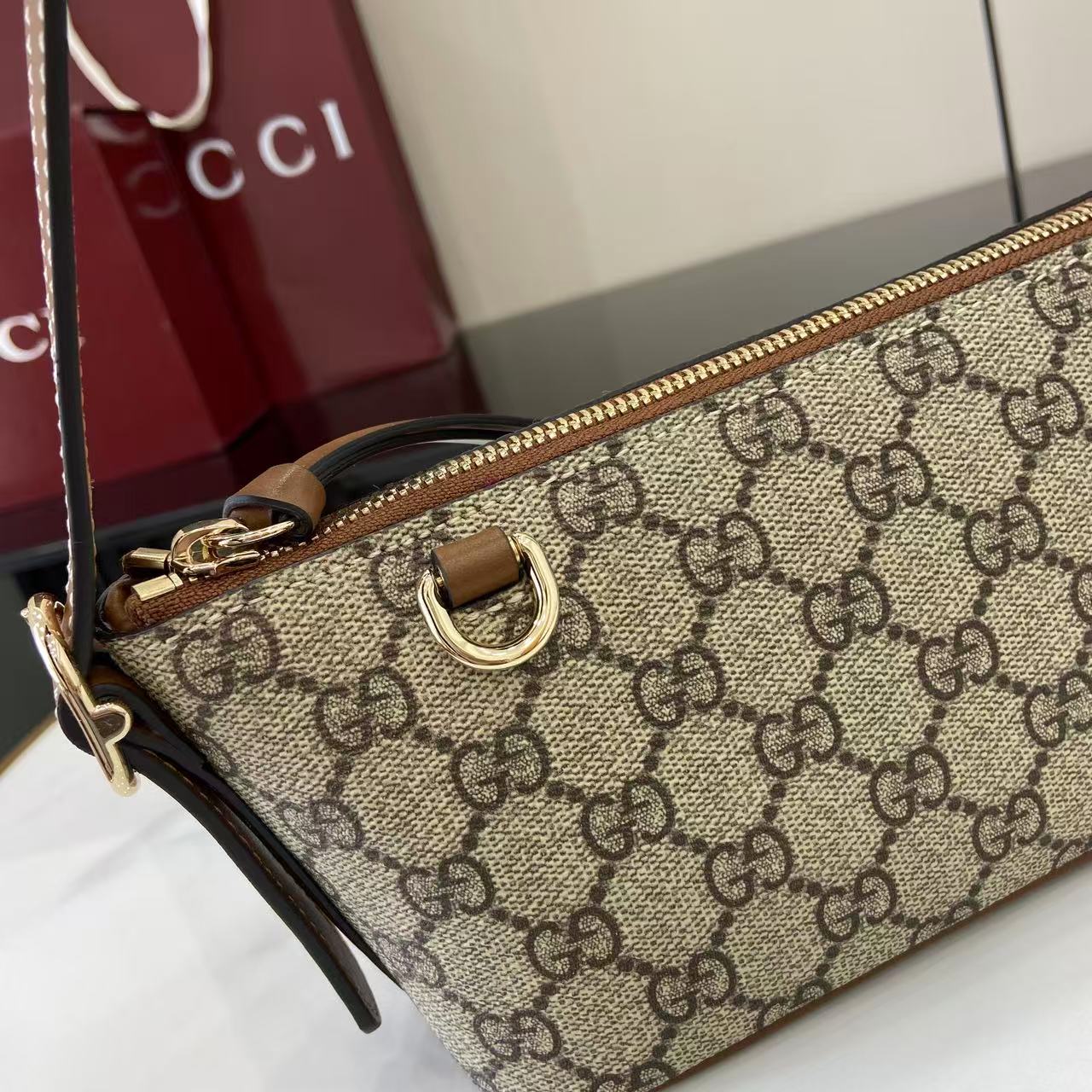 Gucc* GG Emblem Shoulder Bag(22*27*10.5CM)