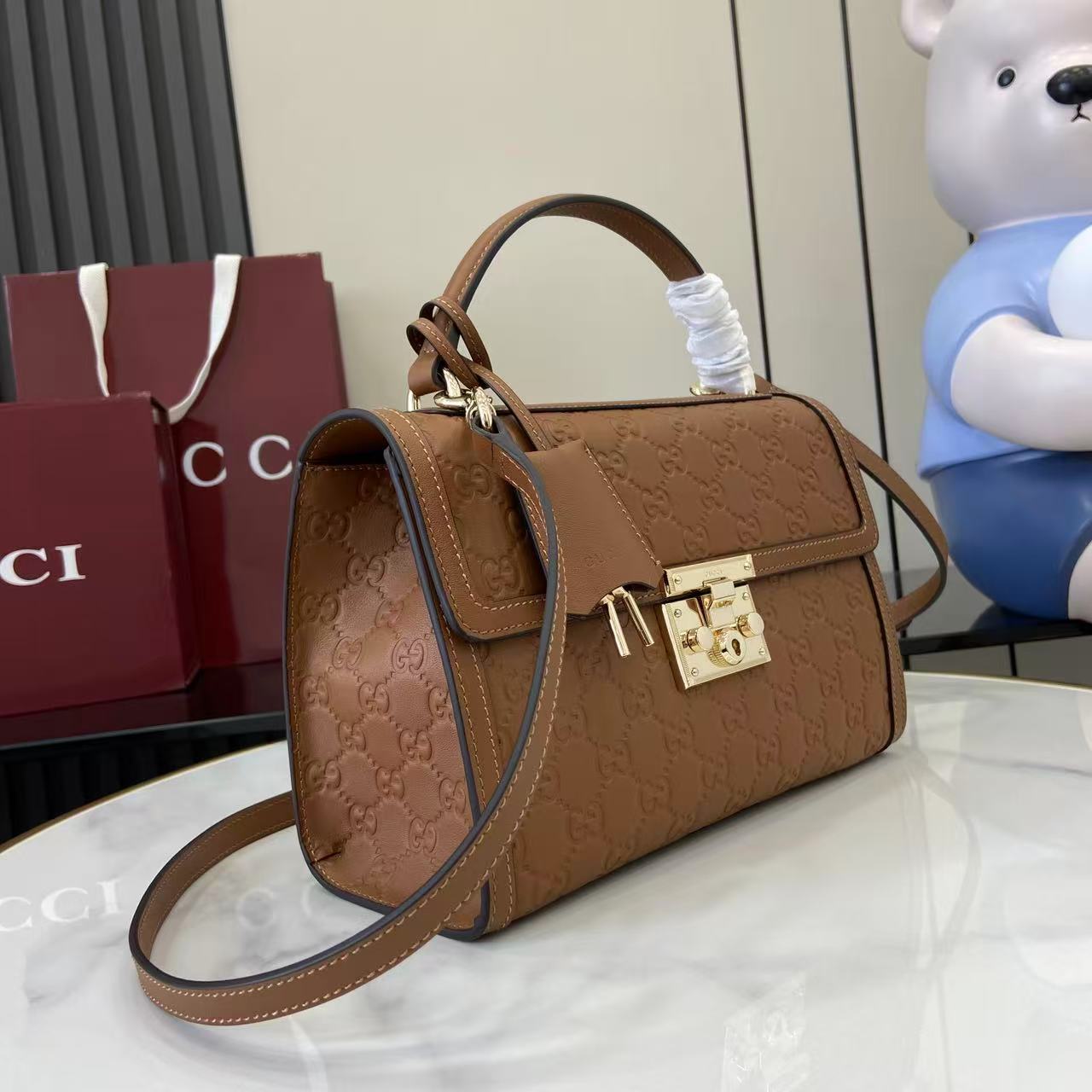 Gucc* Padlock Shoulder Bag(26*18*11.5CM)