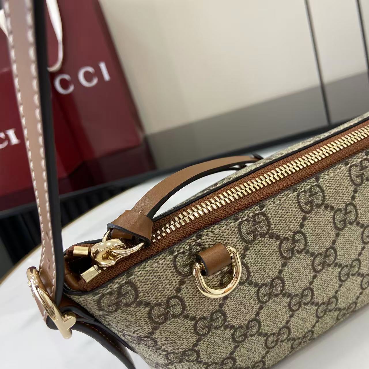 Gucc* GG Emblem Shoulder Bag(22*27*10.5CM)