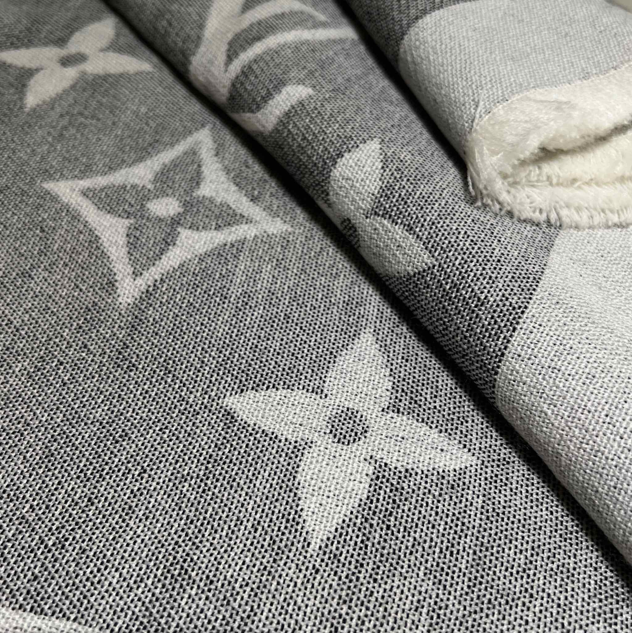 L*V Scarf-140 x 140 M