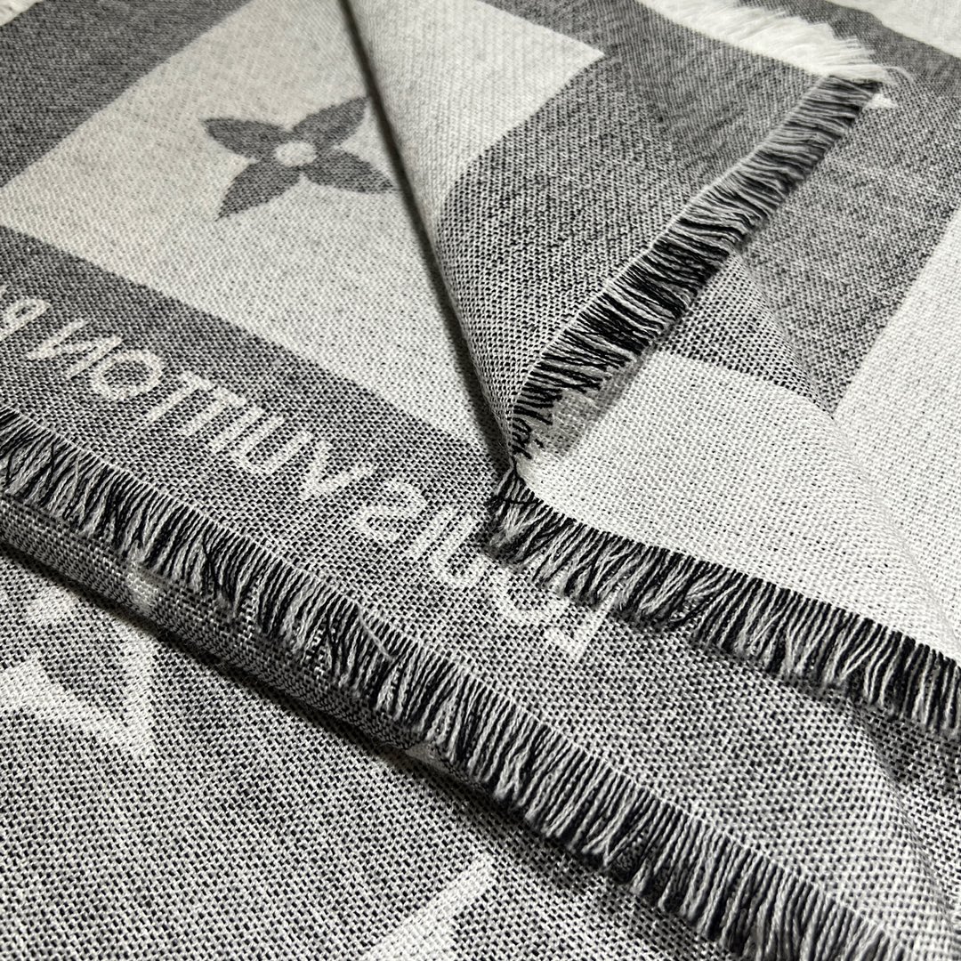 L*V Scarf-140 x 140 M