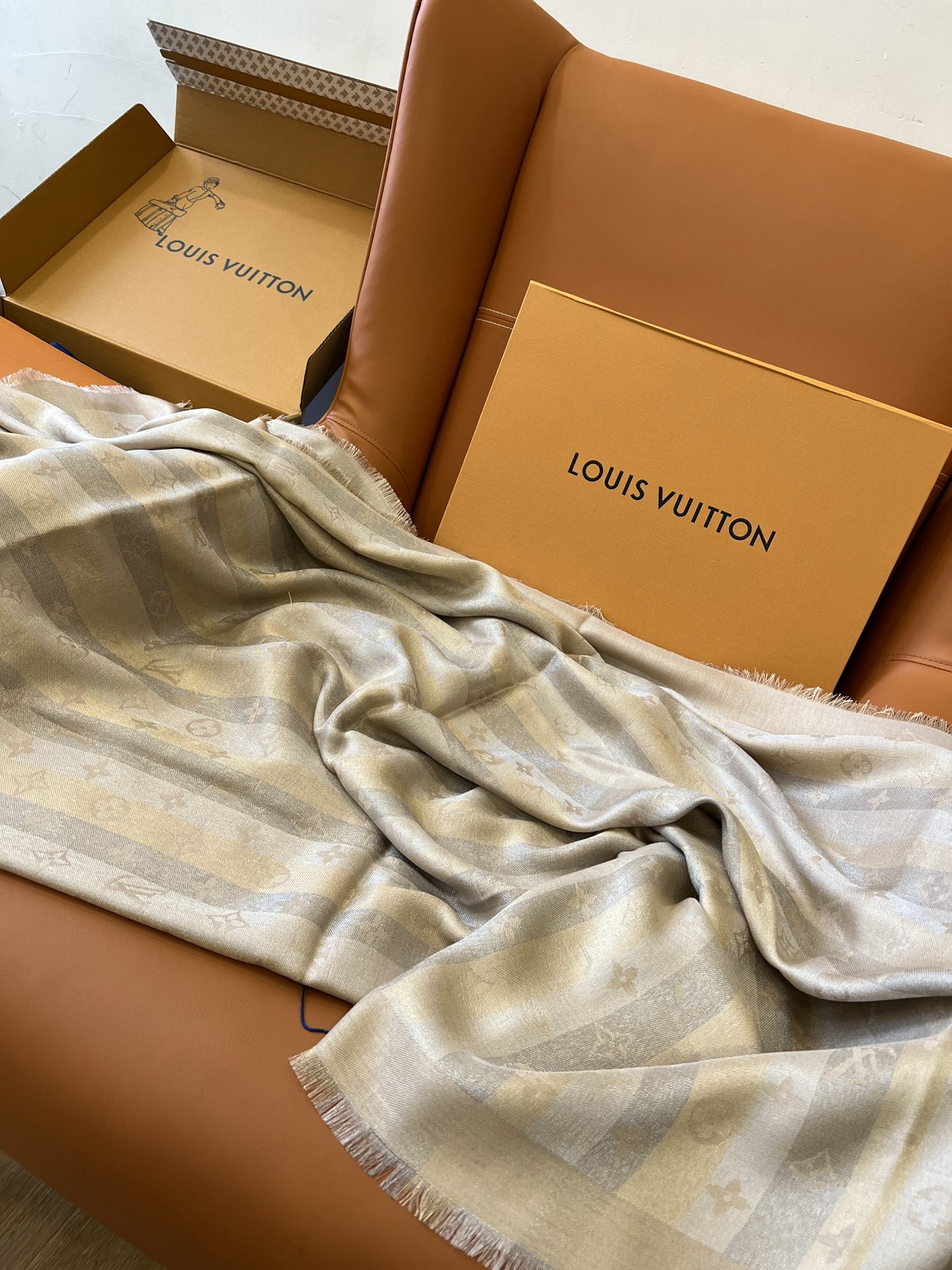 L*V Scarf-140 x 140 M