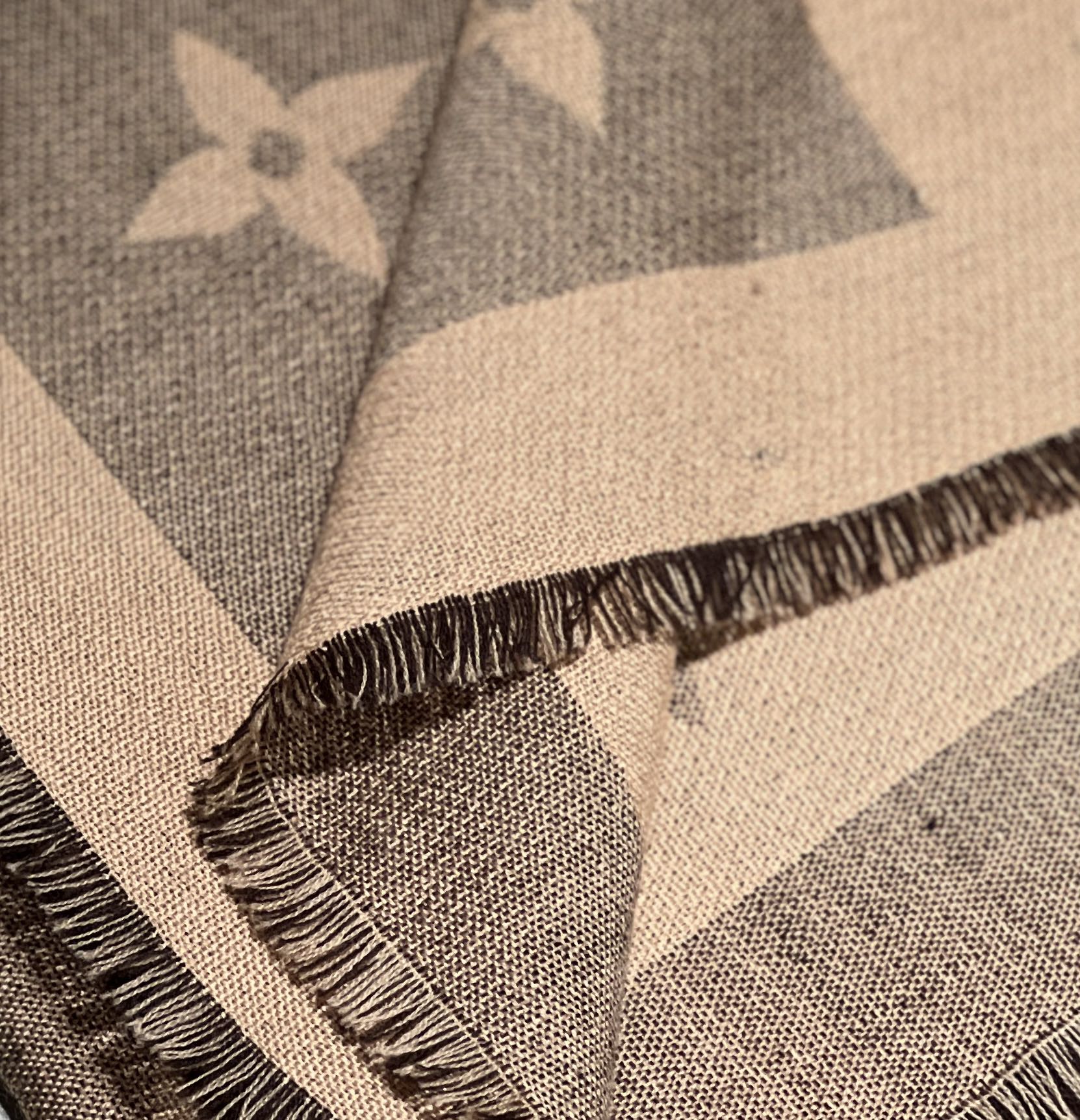 L*V Scarf-140 x 140 M