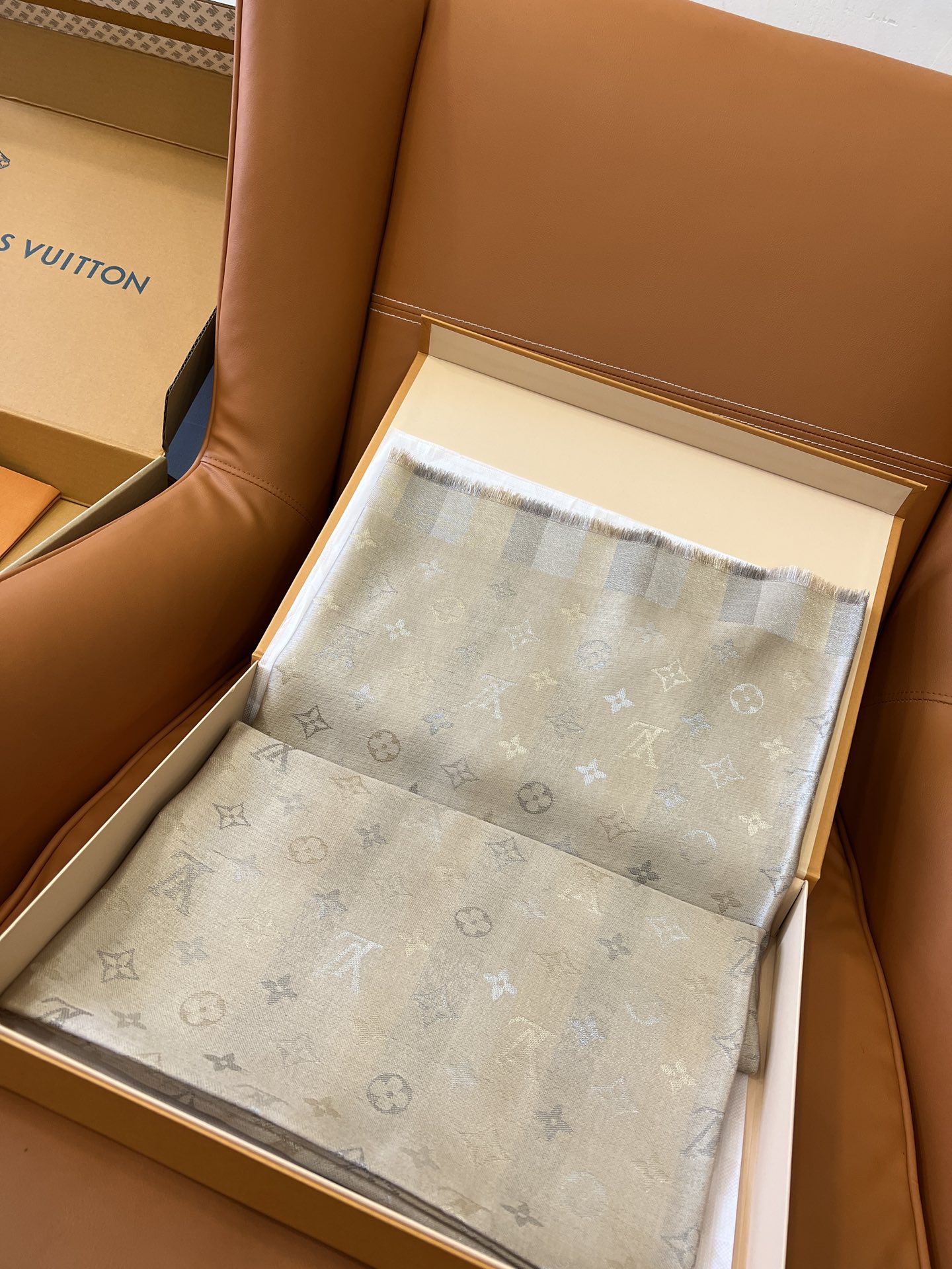 L*V Scarf-140 x 140 M