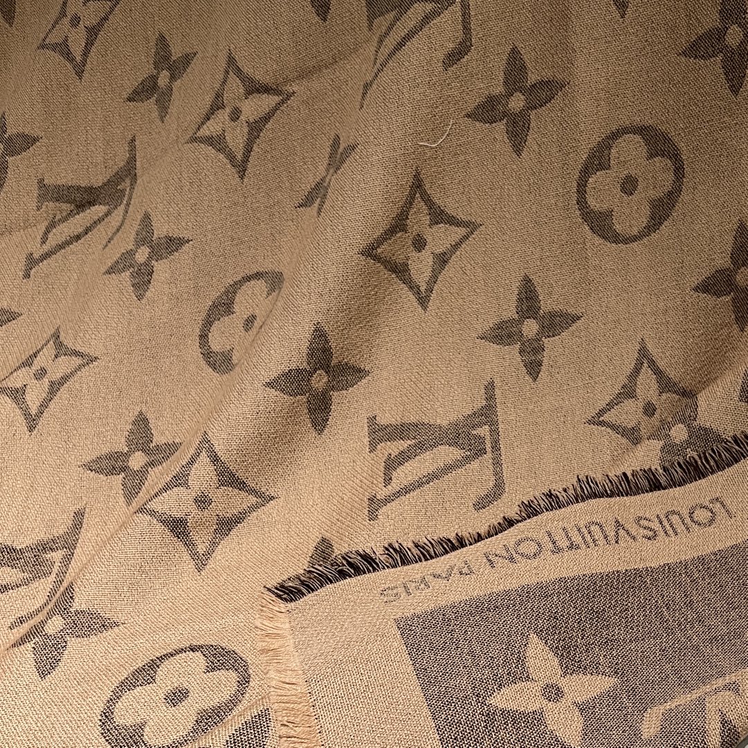 L*V Scarf-140 x 140 M