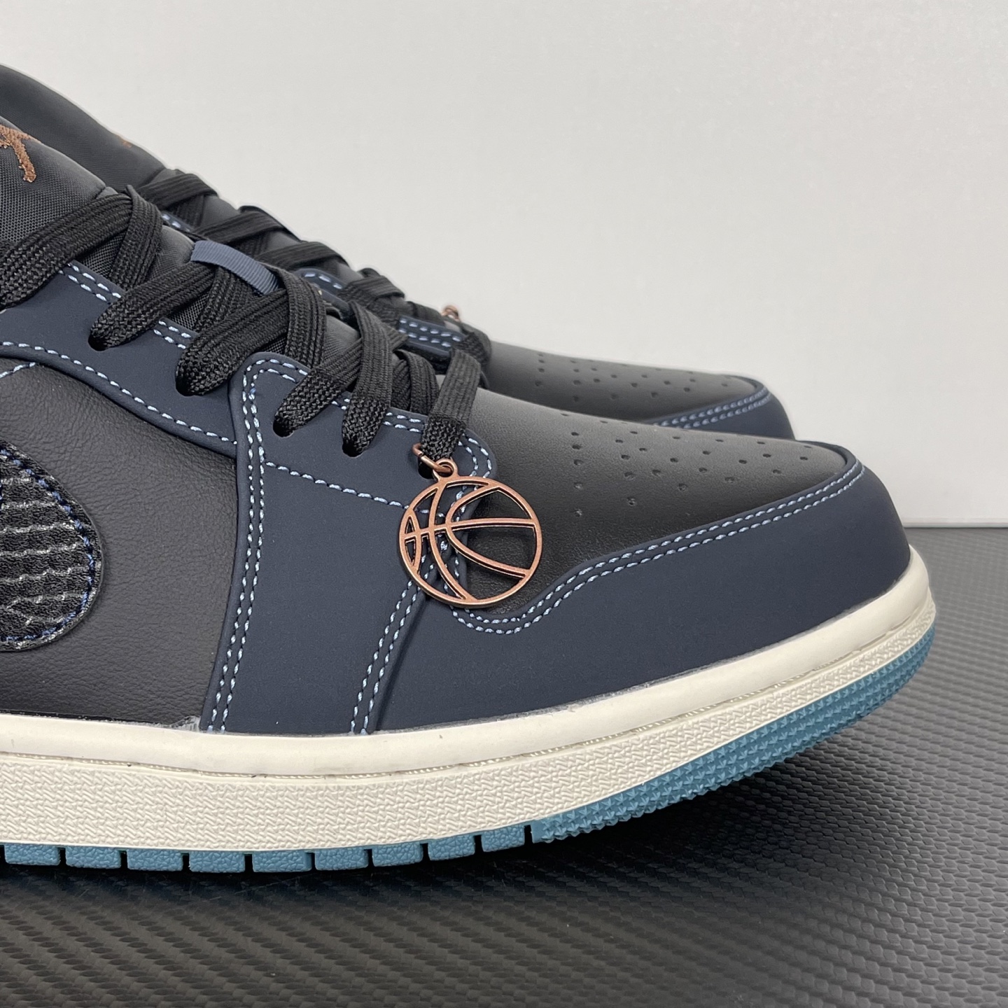 Air Jordan 1 FJ5478-010