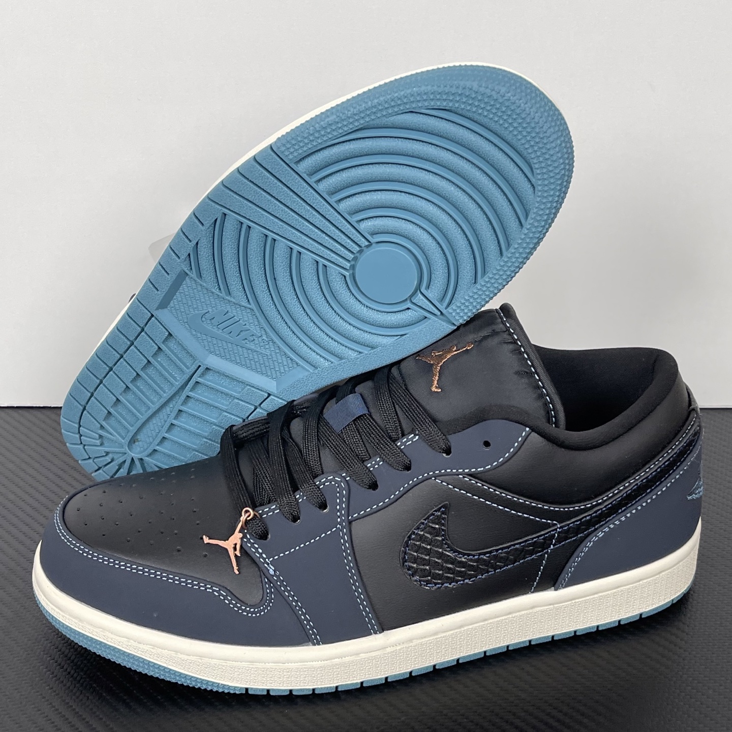 Air Jordan 1 FJ5478-010