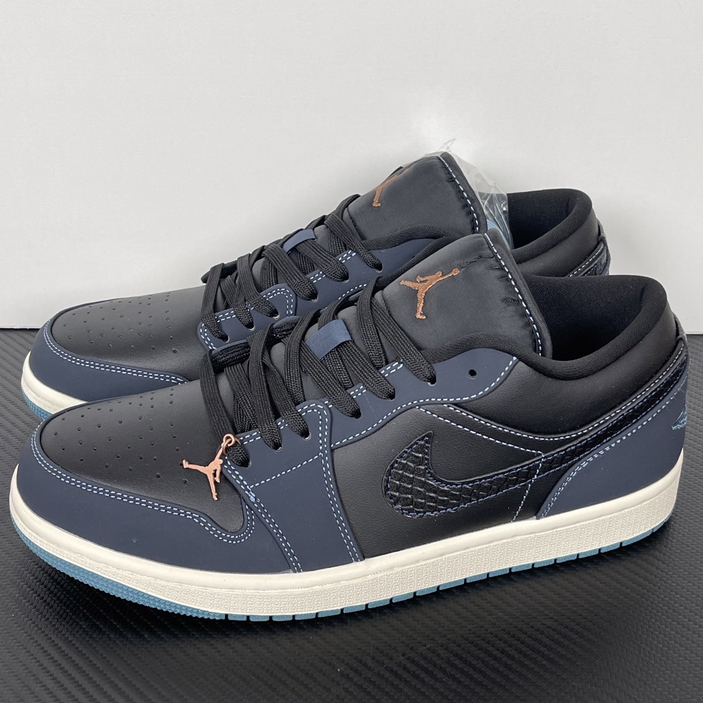 Air Jordan 1 FJ5478-010