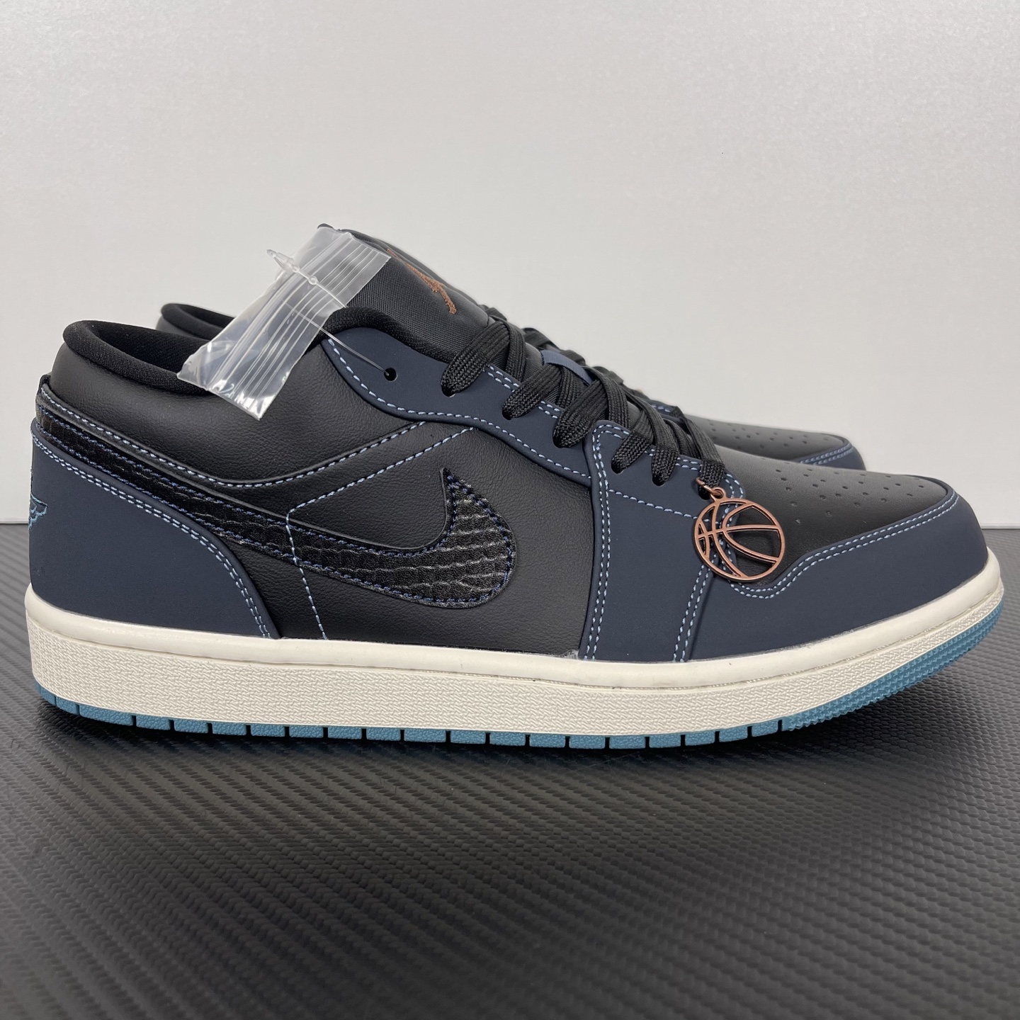 Air Jordan 1 FJ5478-010