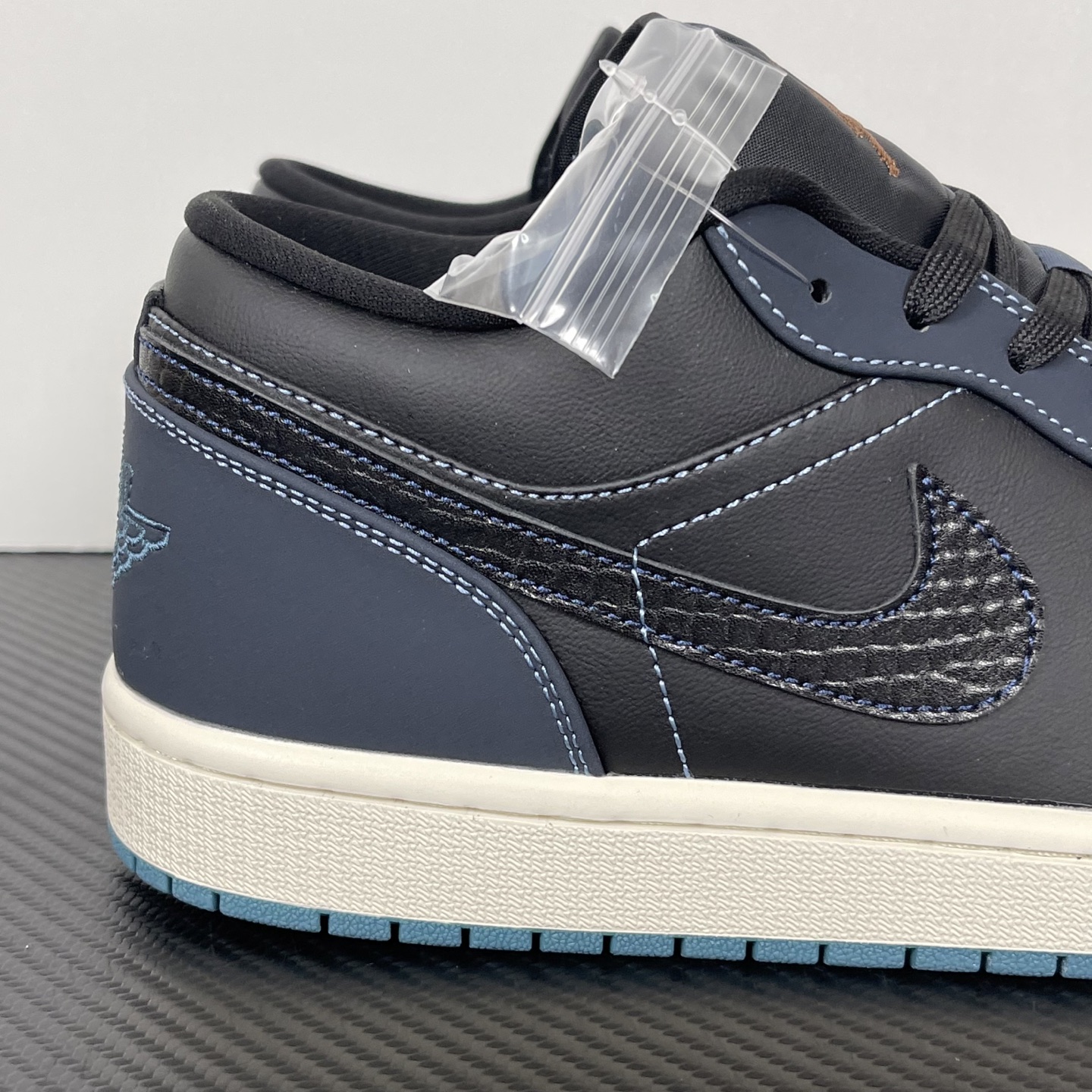 Air Jordan 1 FJ5478-010