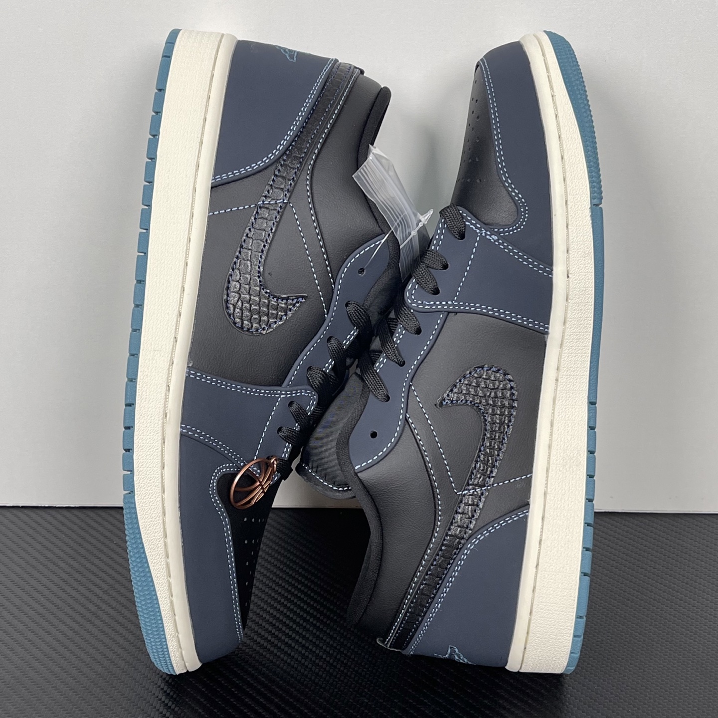 Air Jordan 1 FJ5478-010