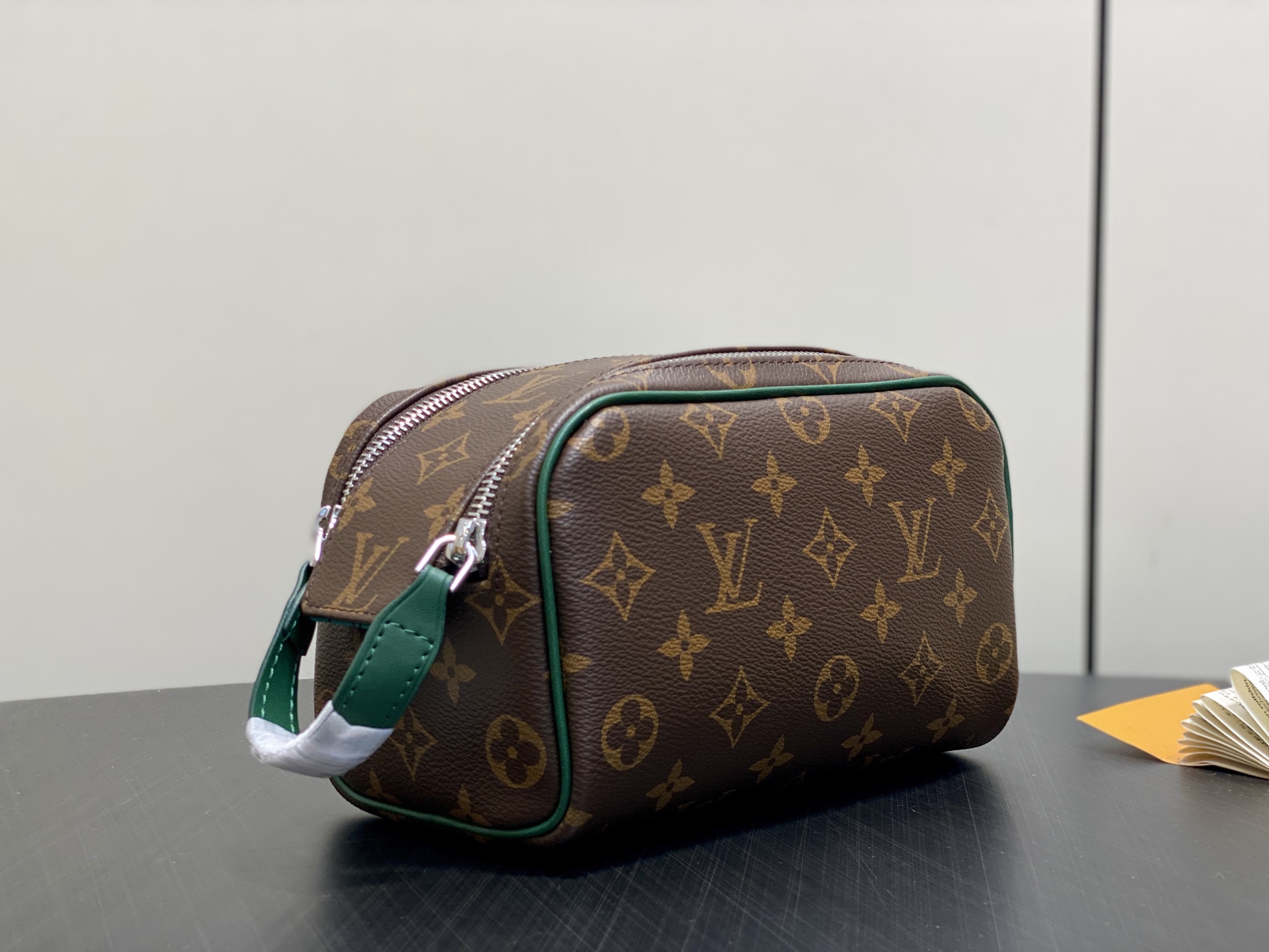 Louis Vu*tton Dopp Kit Pouch(13 x 12 x 20CM)