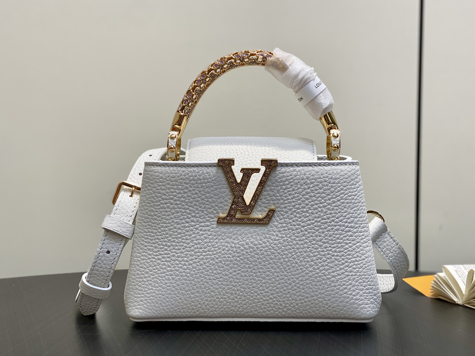 Lo*uis Vuitton Capucines Exceptionals Bag(21 x 8 x 14CM)