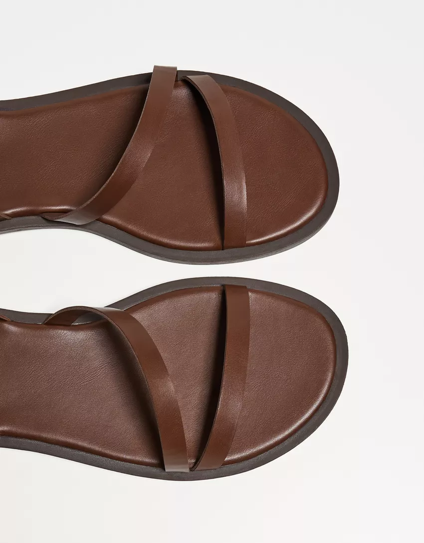 Flat sandals with straps