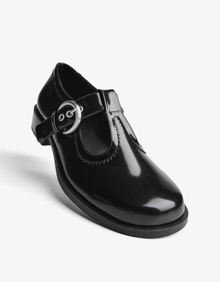 Strappy shoes with buckle