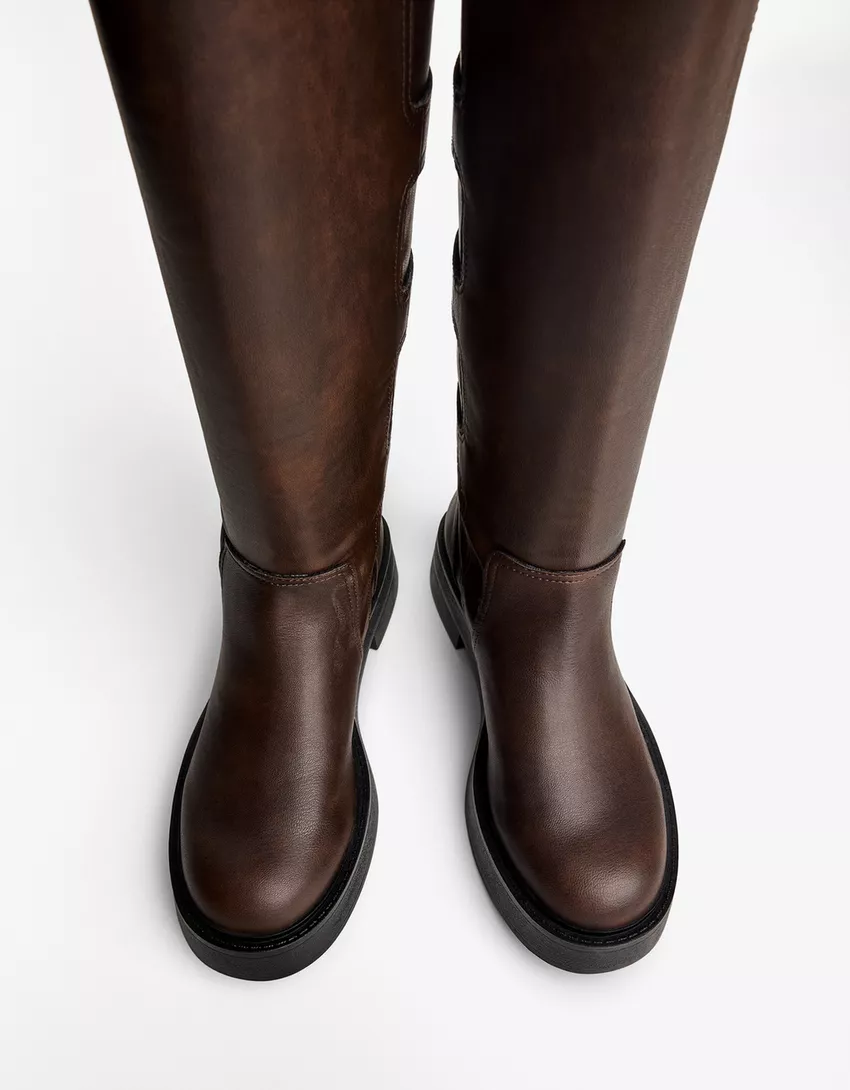 Flat boots with buckles