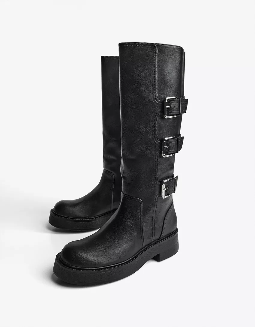 Flat boots with buckles