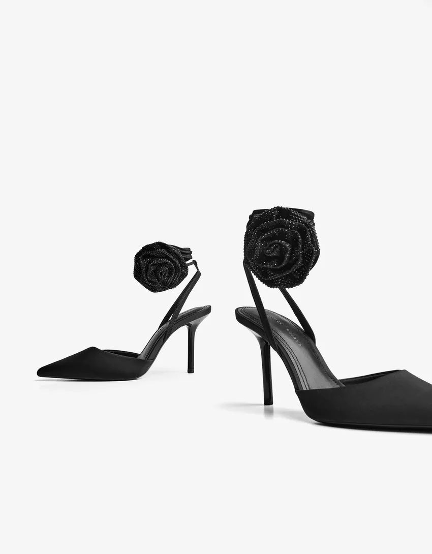 High-heel shoes with a flower