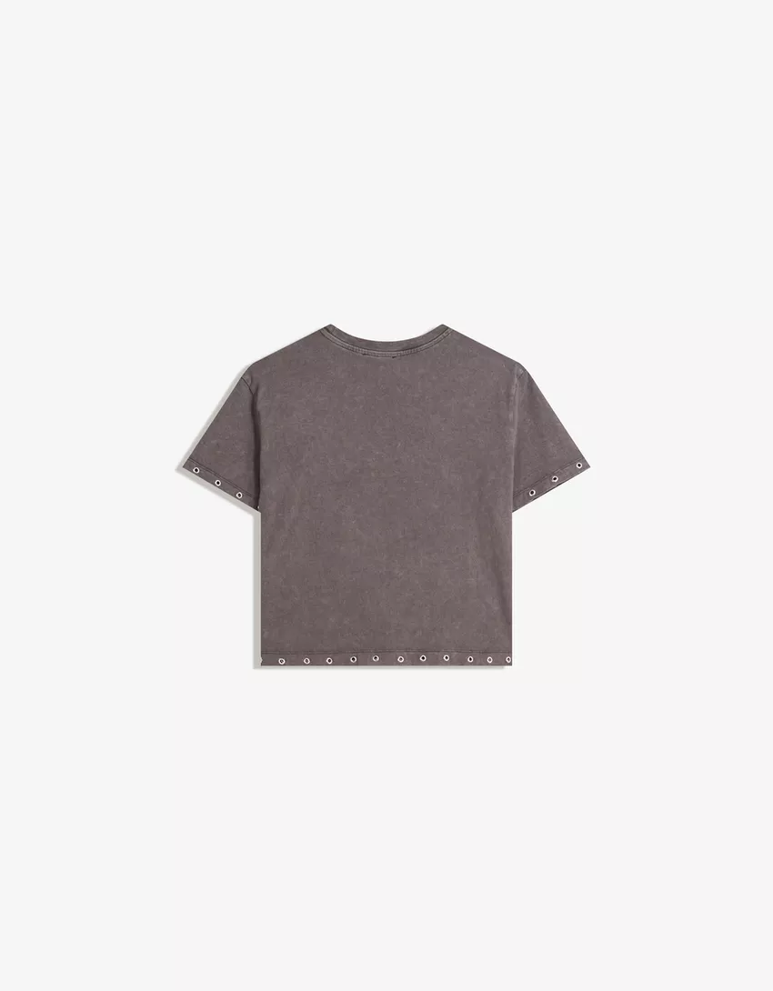 Short sleeve T-shirt with eyelets