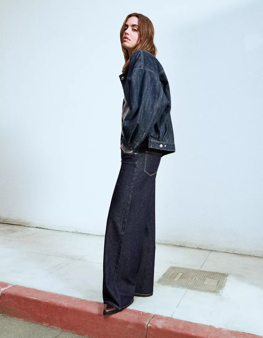 Low-rise wide-leg jeans