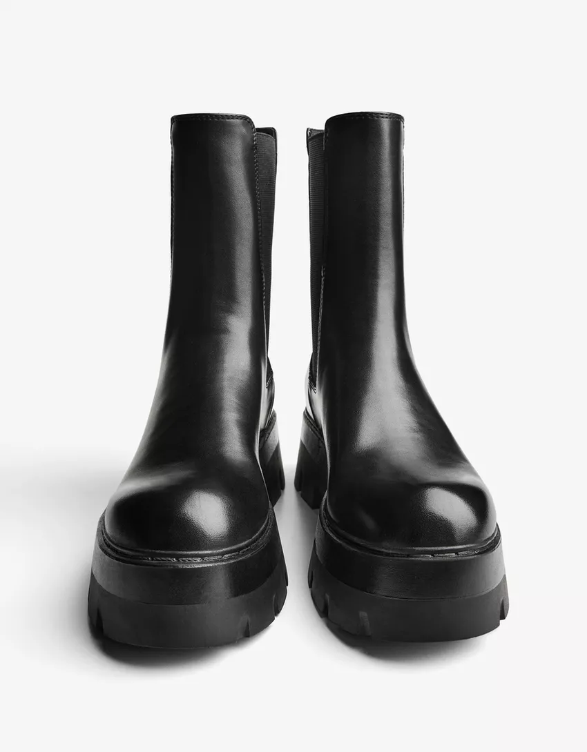 Ankle boots with elastic detail