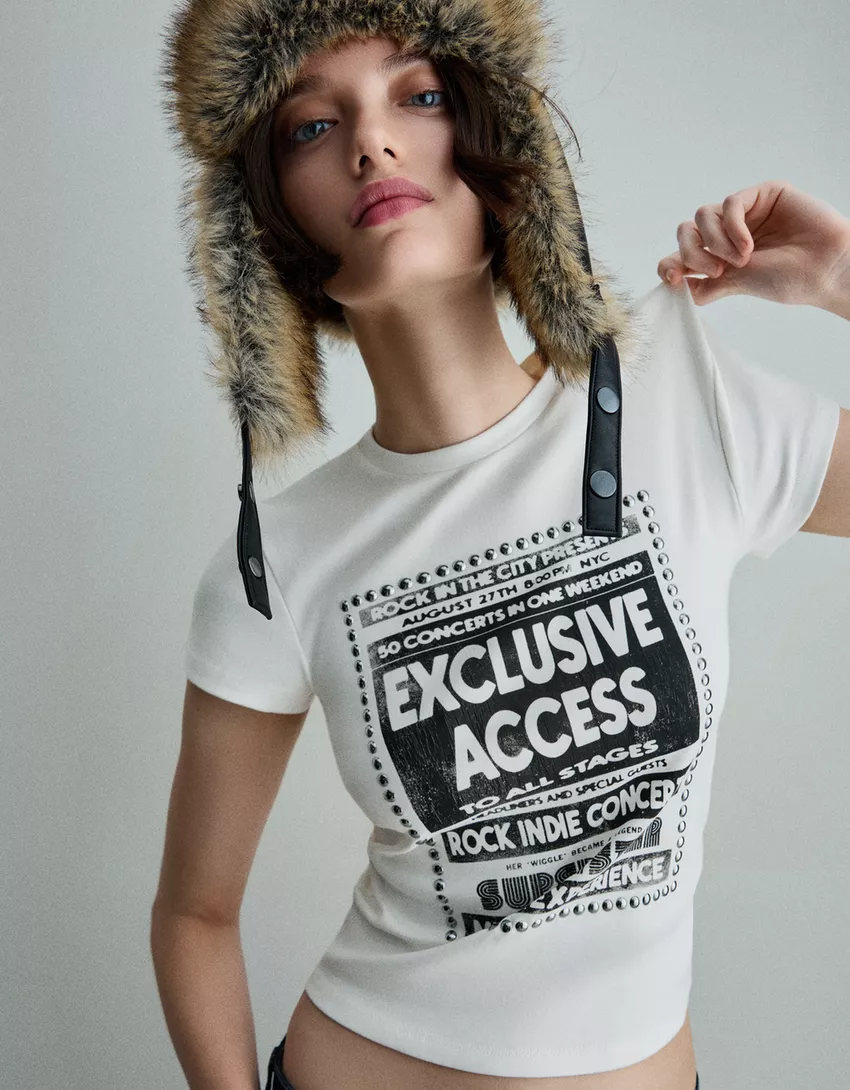 Short sleeve T-shirt with studs and print