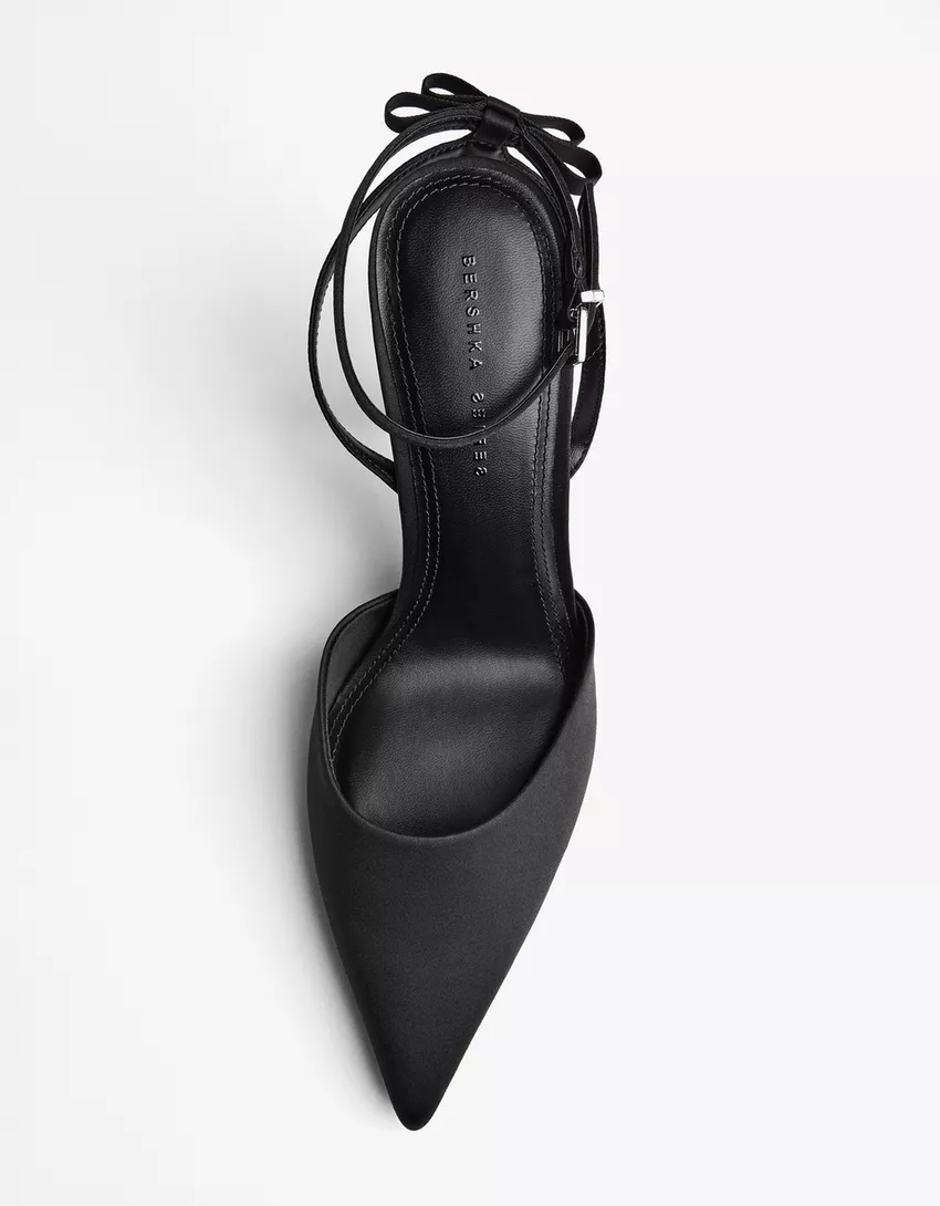 High-heel shoes with bow